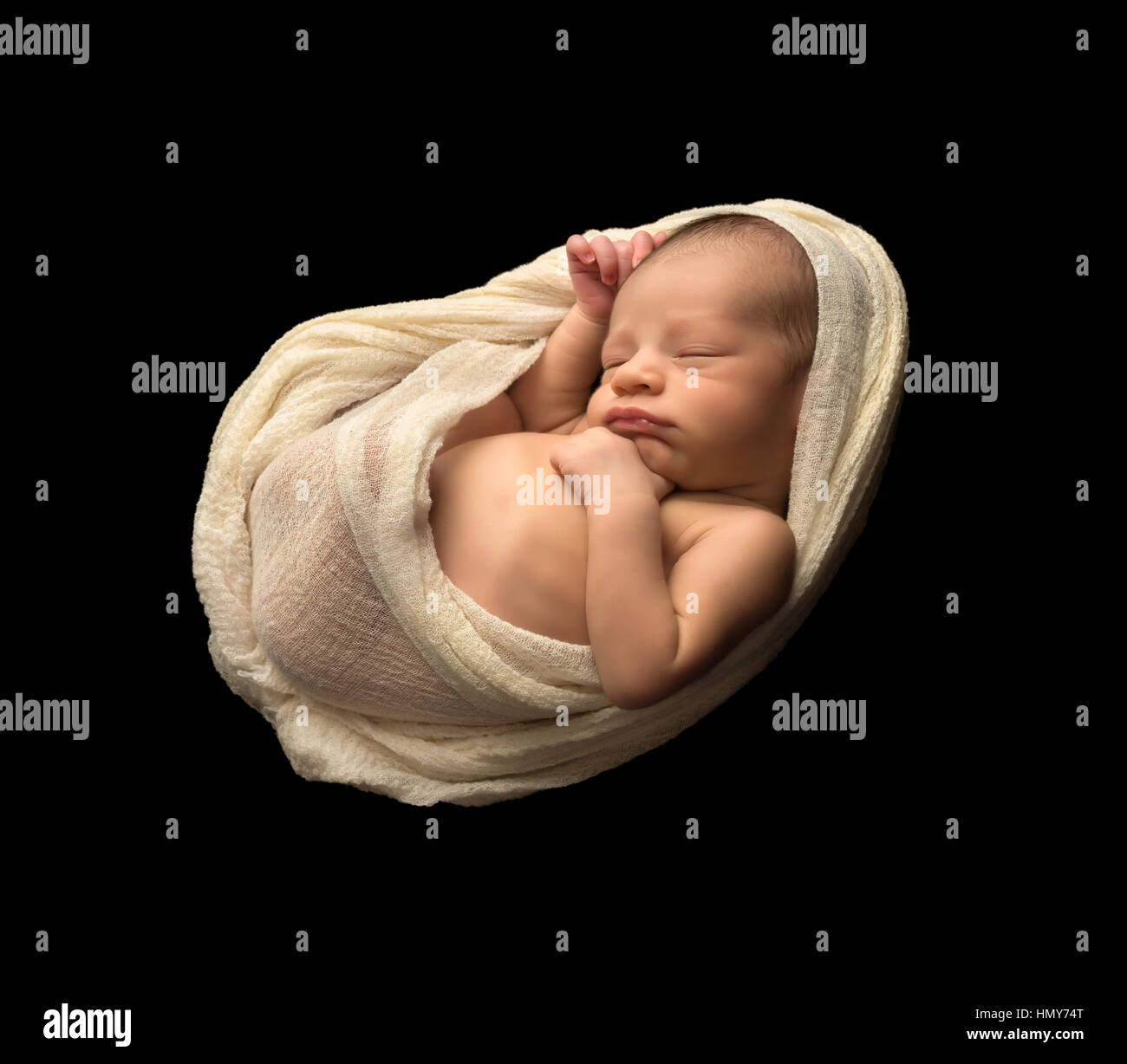 Belle Course Mixte Bebe Nouveau Ne De Dormir Sur Un Fond Noir Dans Un Emballage Blanc Photo Stock Alamy Belle Course Mixte Bebe Nouveau Ne De Dormir Sur Un Fond Noir Dans Un Emballage Blanc Photo Stock Alamy