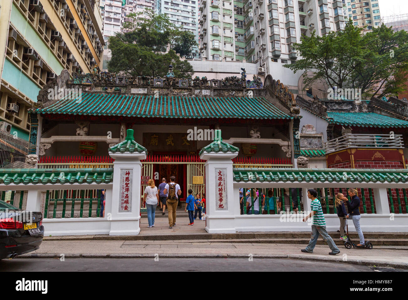 Temple Man Mo dans Sheung Wan sur l'île de Hong Kong à Hong Kong, Chine, au milieu de tours d'habitation existants. Banque D'Images