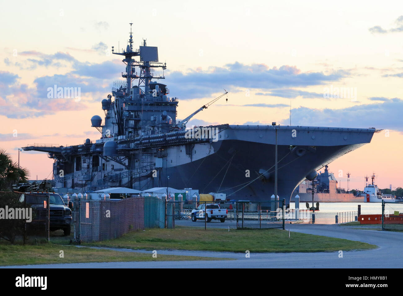 USS Iwo Jima (LHD-7) au coucher du soleil dans le bassin du navire à NS Mayport Banque D'Images
