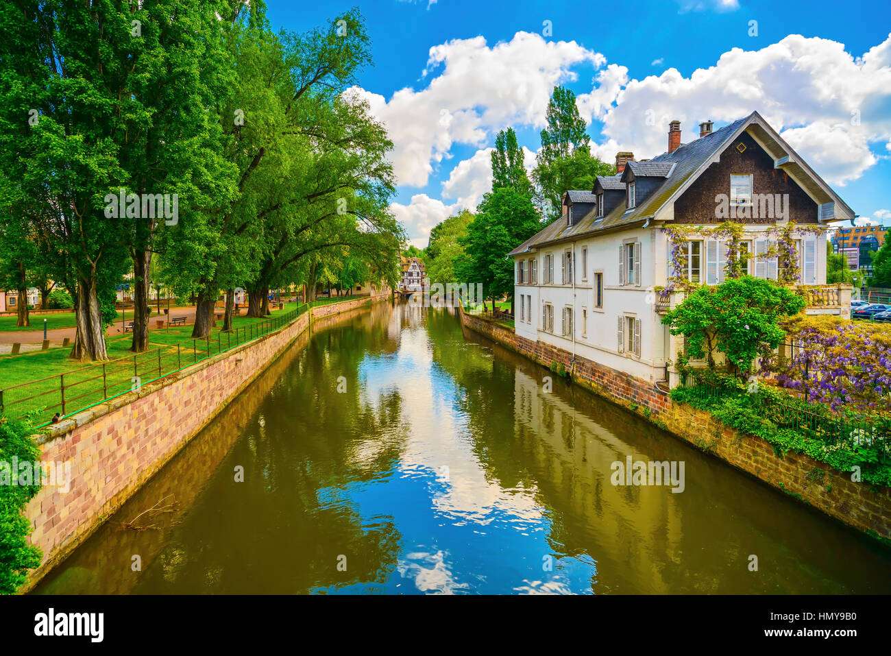 Strasbourg, de l'eau dans le canal de la Petite France. Maisons à colombages et d'arbres à Grand Ile. Alsace, France. Site de l'Unesco. Banque D'Images Strasbourg, de l'eau dans le canal de la Petite France. Maisons à colombages et d'arbres à Grand Ile. Alsace, France. Site de l'Unesco. Banque D'Images