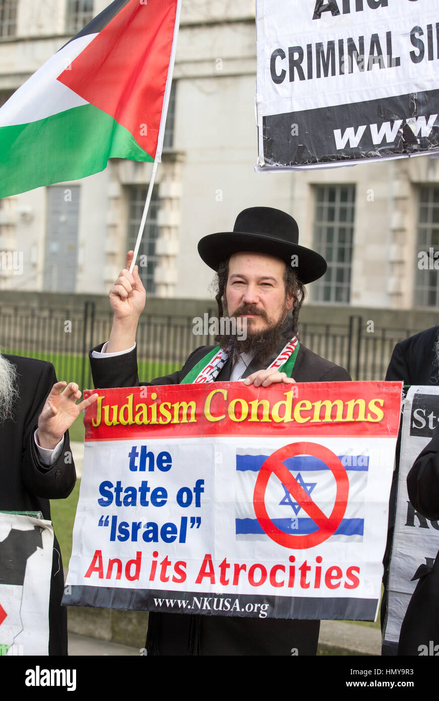 Juifs contre Israël tenir une banderole anti-Israël en direction de manifestants pro-Israël sur Downing Street au cours de la visite du premier ministre israélien Netanyahu Banque D'Images