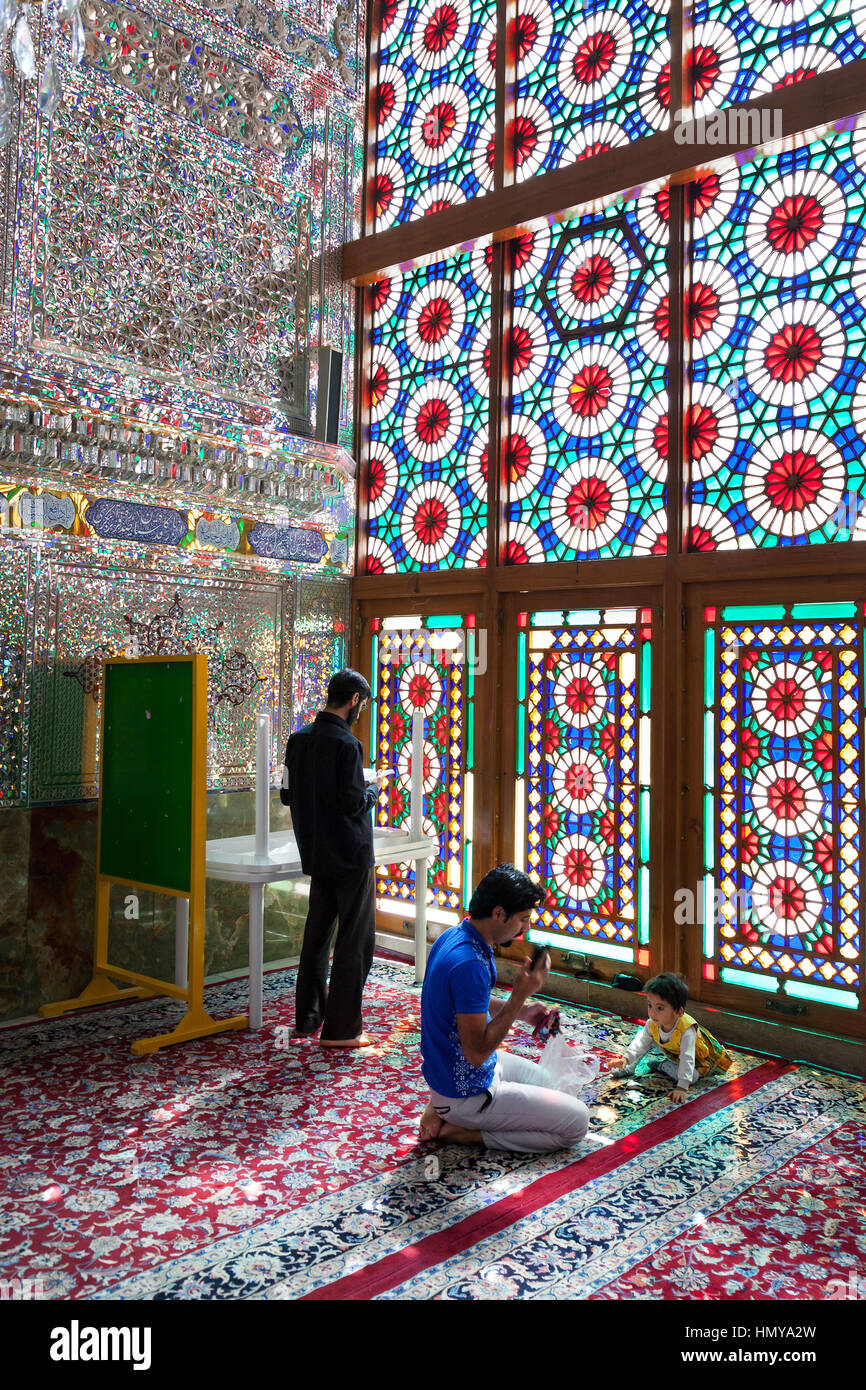 Shiraz, Iran - 20 octobre 2015 : Les gens en face de vitraux colorés de Shah Cheragh Shrine Banque D'Images