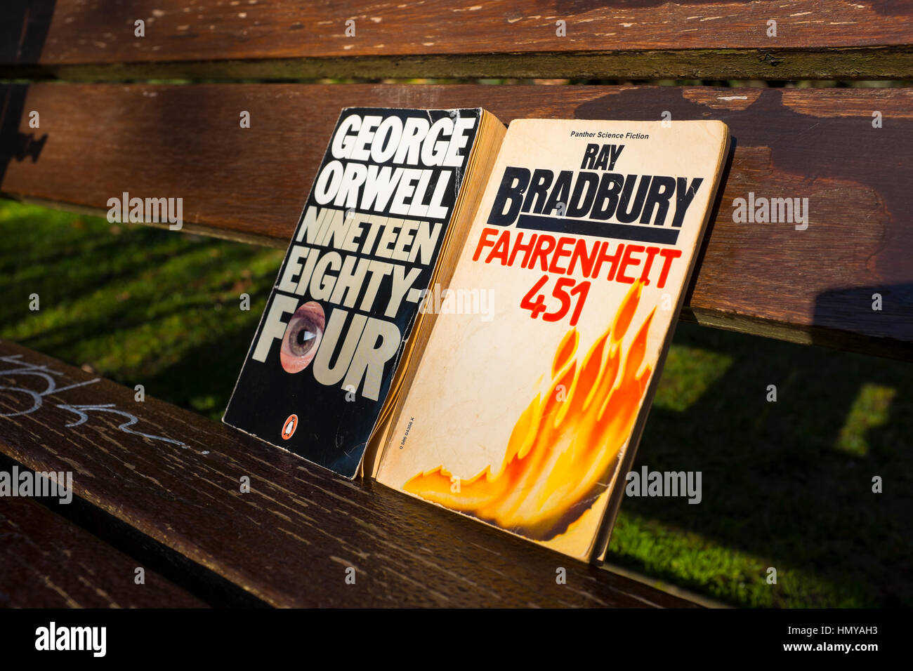 1984 par George Orwell, roman publié en 1949, et de Ray Bradbury Fahrenheit 451, publié en 1953. Banque D'Images