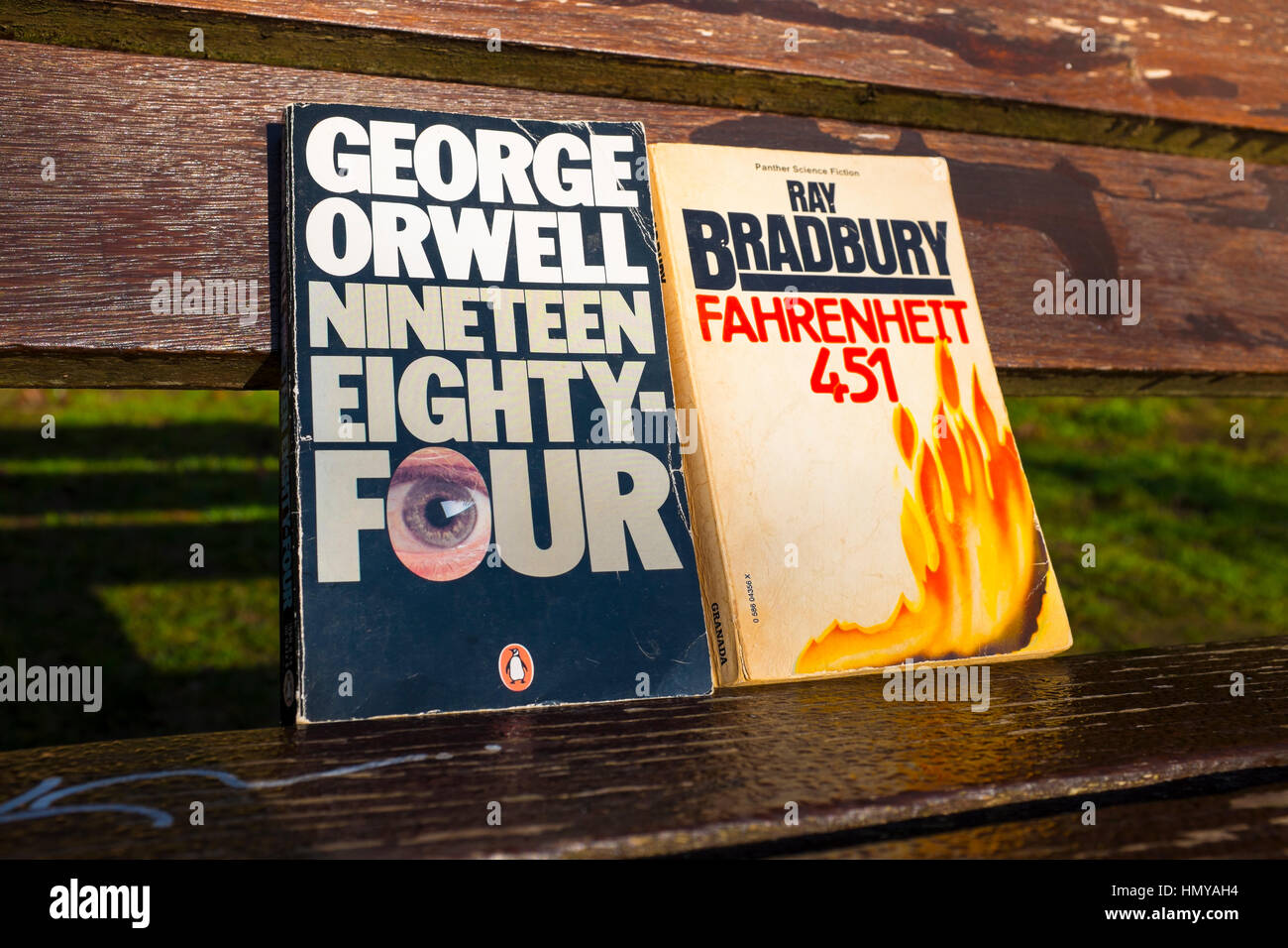 1984 par George Orwell, roman publié en 1949, et de Ray Bradbury Fahrenheit 451, publié en 1953. Banque D'Images