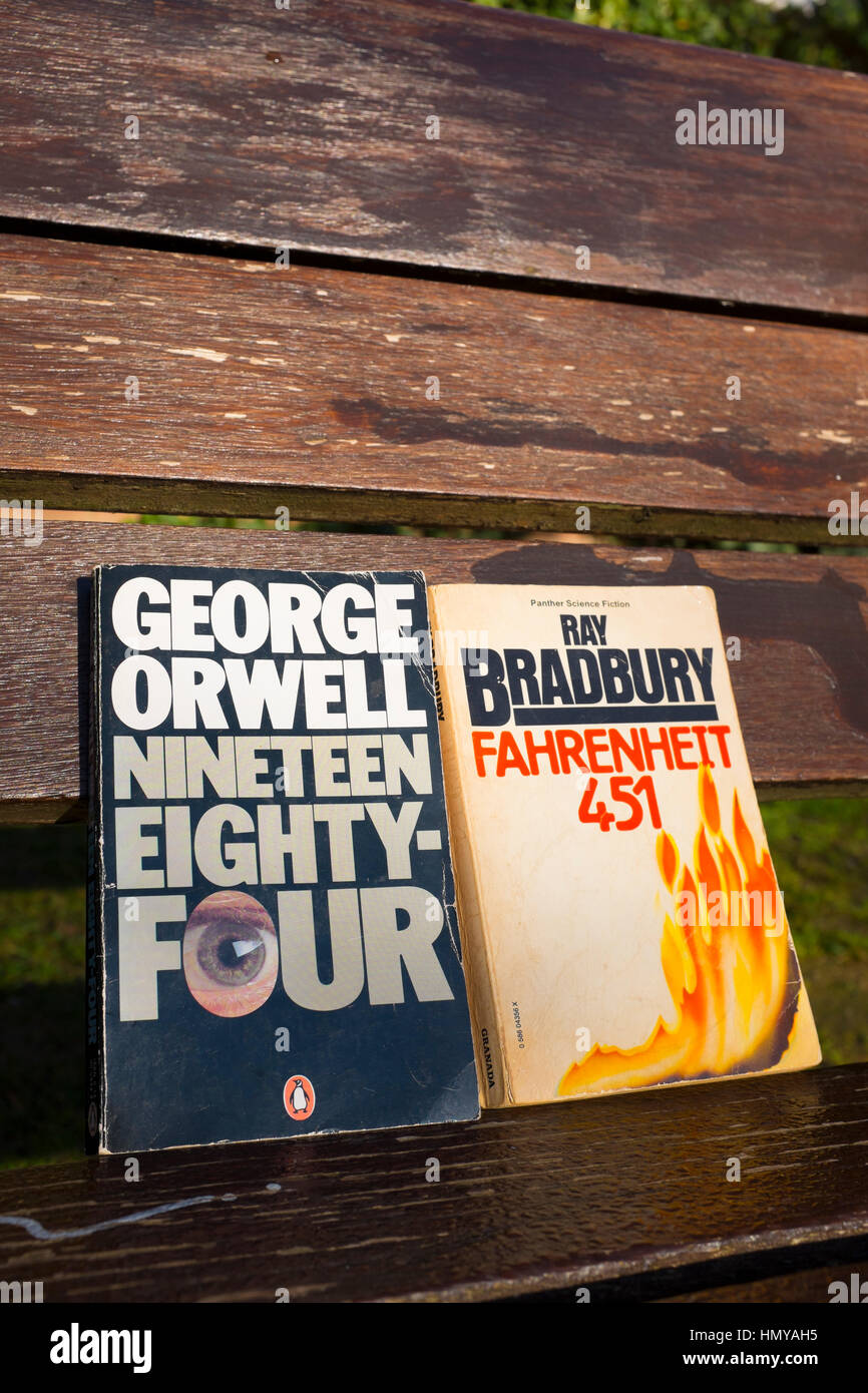 1984 par George Orwell, roman publié en 1949, et de Ray Bradbury Fahrenheit 451, publié en 1953. Banque D'Images