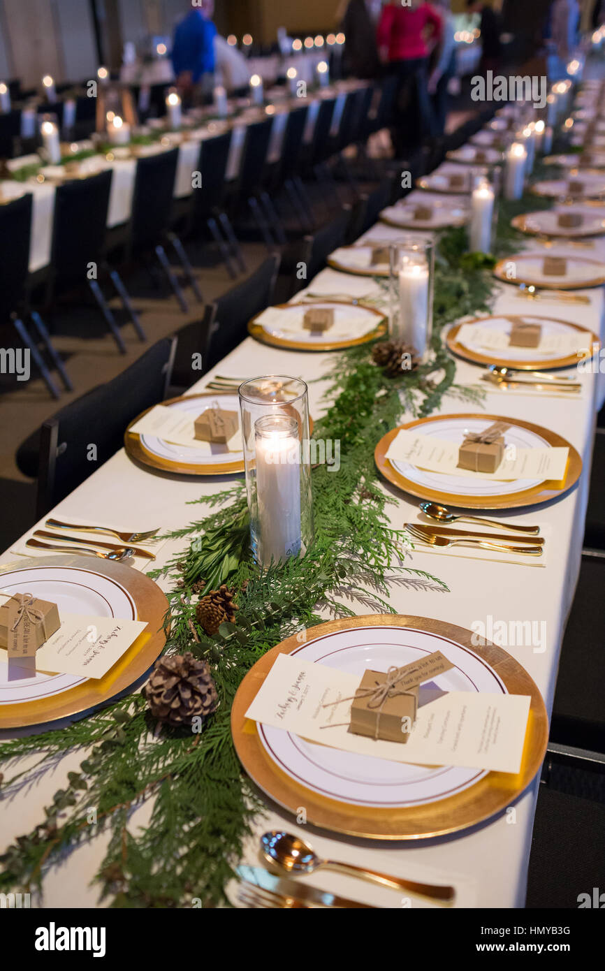 Tables de réception de mariage avec coin, plaques, et des bougies à un mariage d'hiver dans l'Oregon. Banque D'Images
