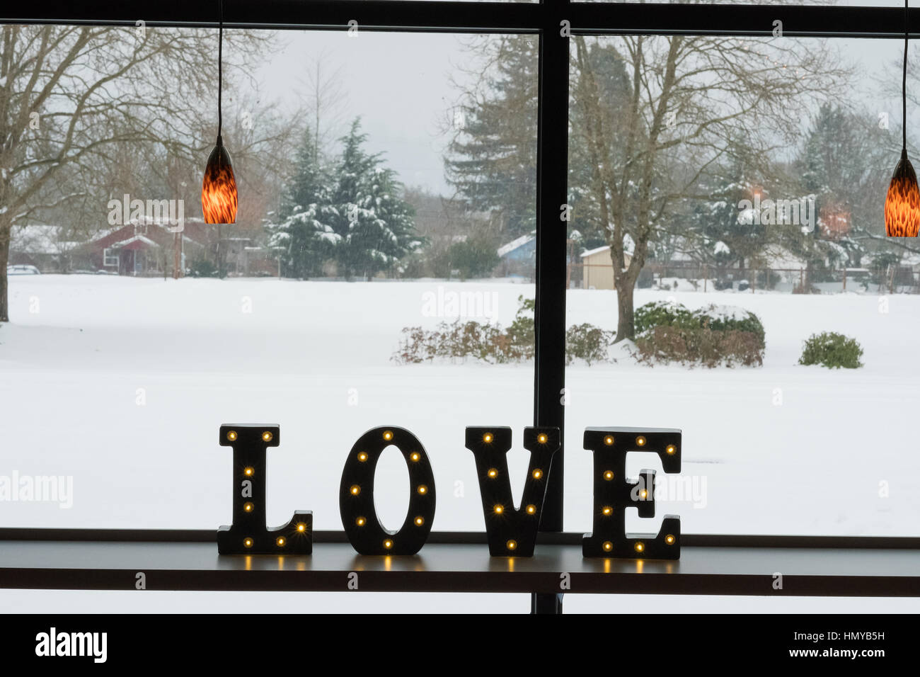 Les feux de l'amour typographie signe à un mariage d'hiver dans l'Oregon. Banque D'Images