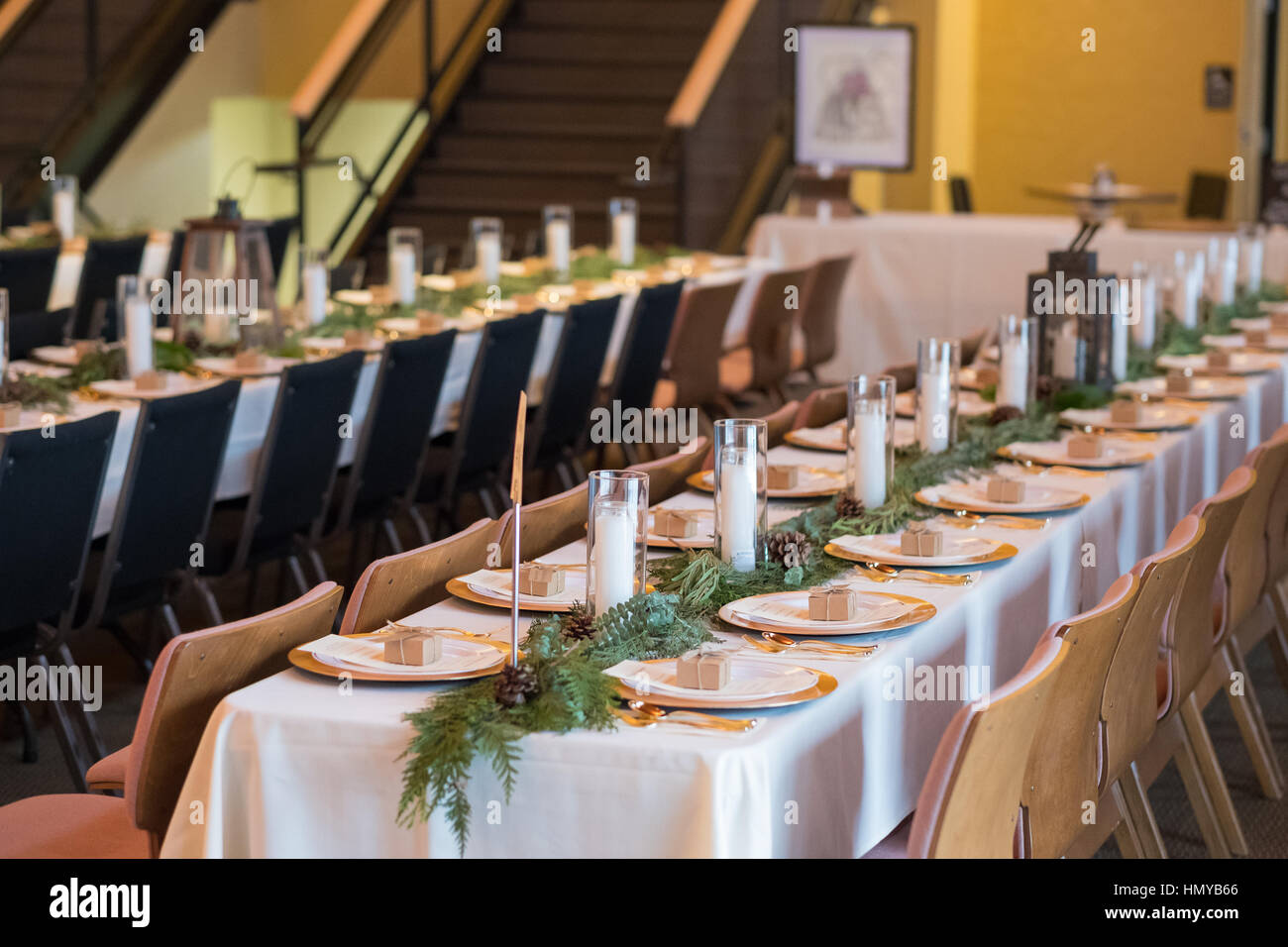 Tables de réception de mariage avec coin, plaques, et des bougies à un mariage d'hiver dans l'Oregon. Banque D'Images