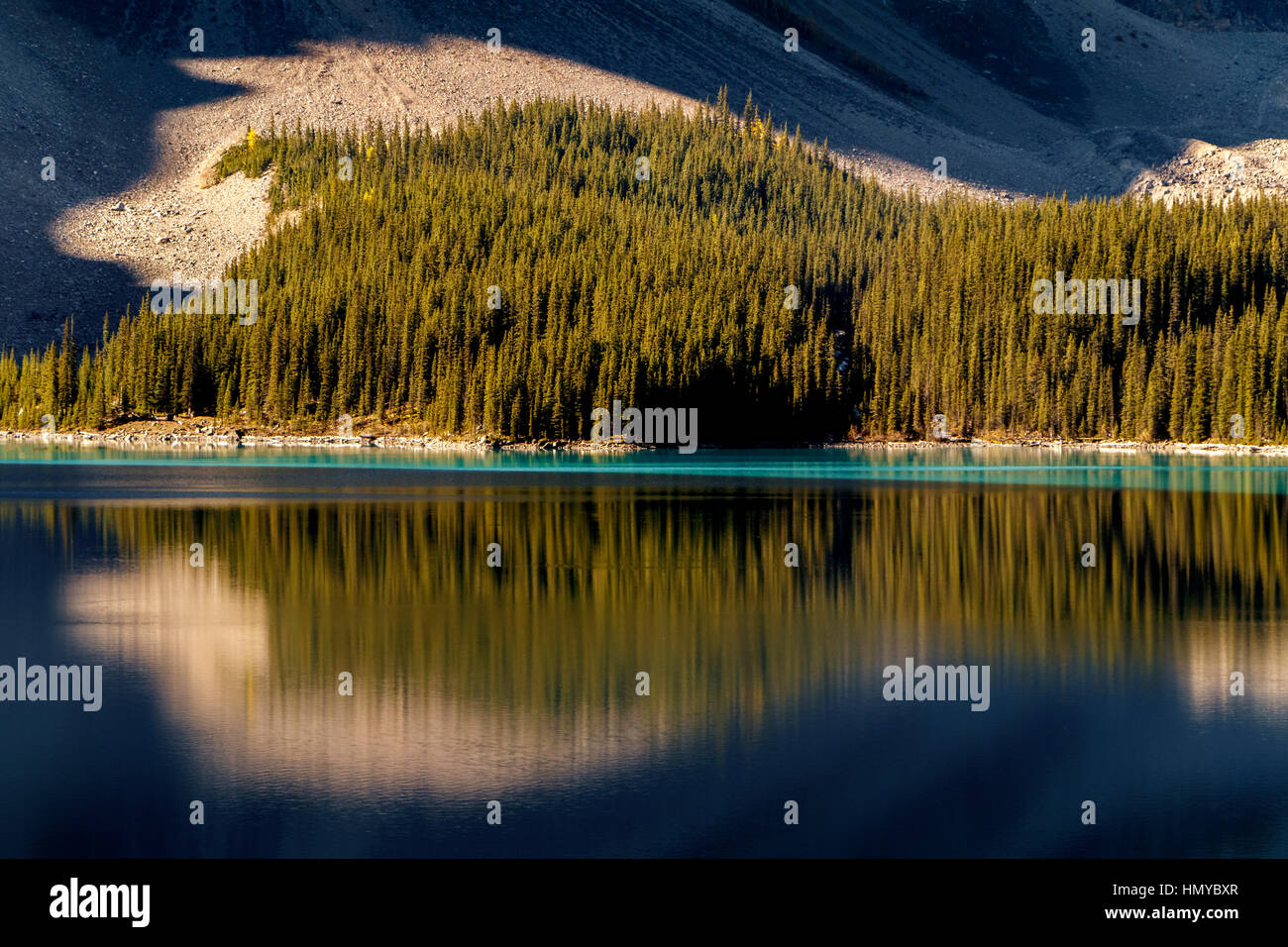 Le lac Moraine, parc national Banff, dans la vallée des Dix-Pics, Alberta, Canada. Banque D'Images