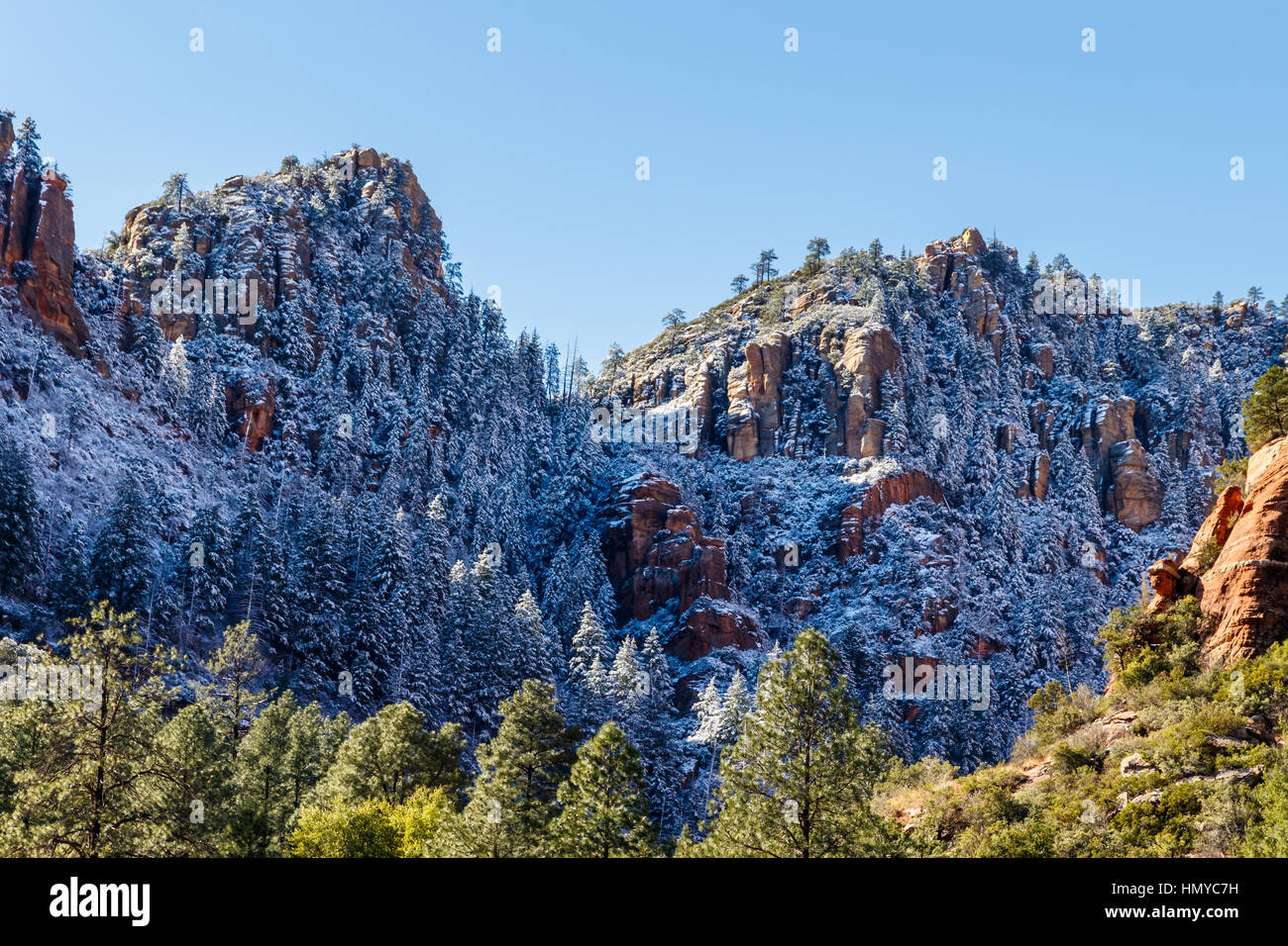 Montagnes de Sedona, Arizona après une récente chute de neige. Banque D'Images