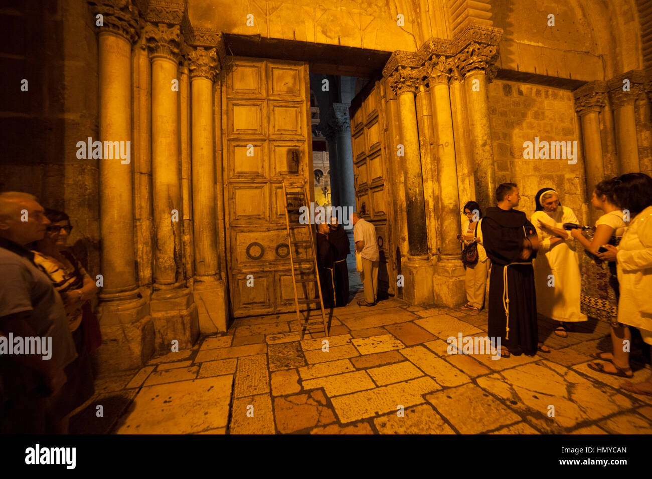 Jérusalem, Israël - 12 juillet 2014 : pèlerins attendre pour un rituel de la fermeture des portes de l'église de Saint sépulcre. Banque D'Images