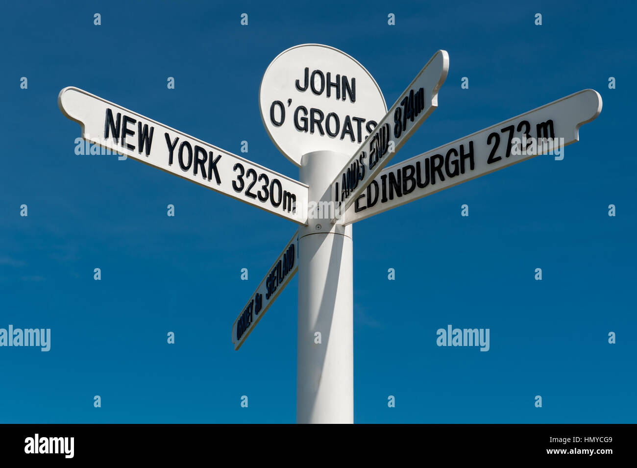 Le milepost signe à John O Groats près de Caithness en Ecosse sur l'endroit le plus au nord est de l'Angleterre. Banque D'Images