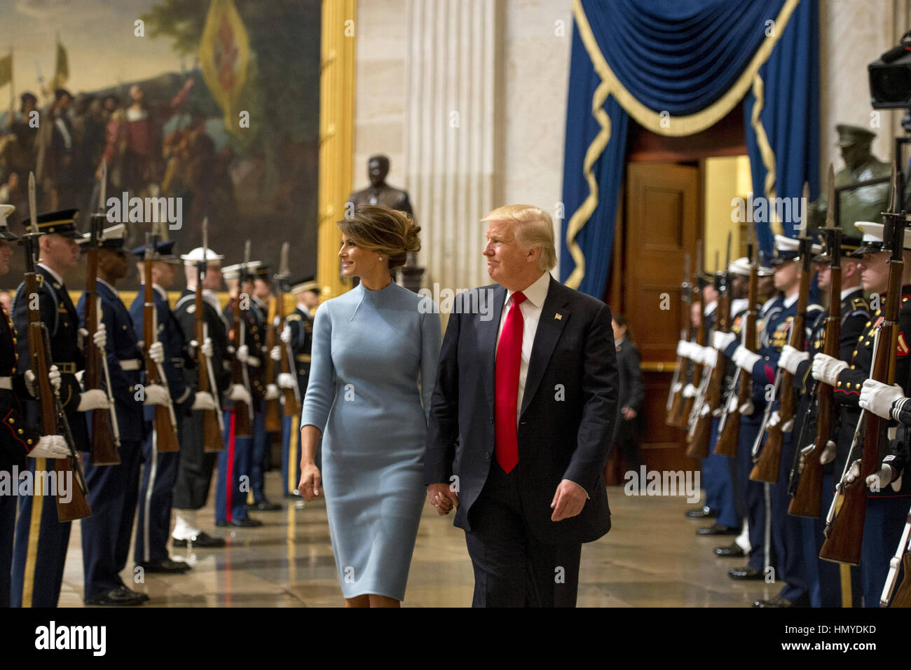 Le Président américain Donald Trump et la Première Dame Melania Trump marche à travers une garde d'honneur des Forces armées communes dans la rotonde du Capitole cordon lors de la 58e Cérémonie d'investiture le 20 janvier 2017 à Washington, DC. Banque D'Images