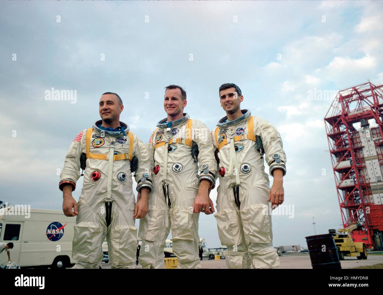 La mission Apollo 1 NASA premier équipage les astronautes (L-R) Virgil Gus Grissom, Edward White et Robert Chaffee train à la rampe de lancement de Saturn à la base aérienne de Cap Canaveral complexe de lancement 34 janvier 1967 à Cape Canaveral, en Floride. L'équipage ont été tués lorsqu'un incendie éclate dans la capsule Apollo au cours d'un test de pré-lancement. Banque D'Images