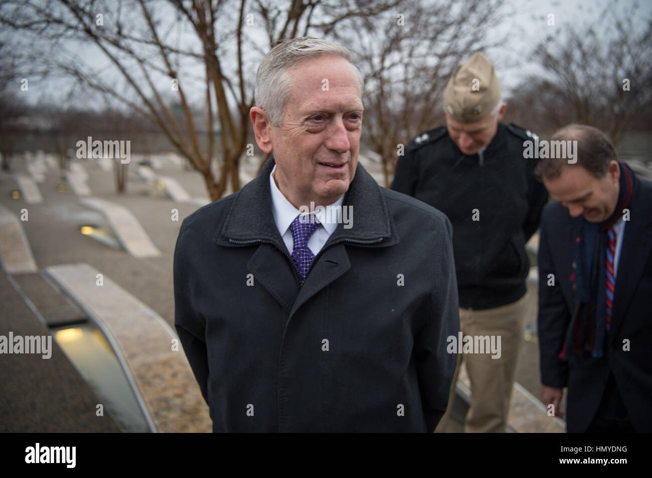 Le secrétaire américain à la Défense, James Mattis visite le mémorial du Pentagone, le 23 janvier 2017 à Washington, DC. Banque D'Images
