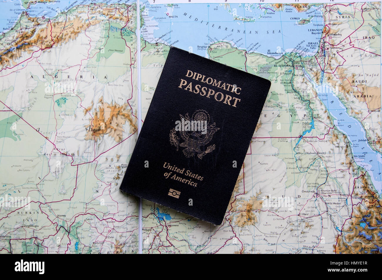 Passeport diplomatique des États-Unis d'Amérique sur une carte de l'Afrique du Nord Banque D'Images