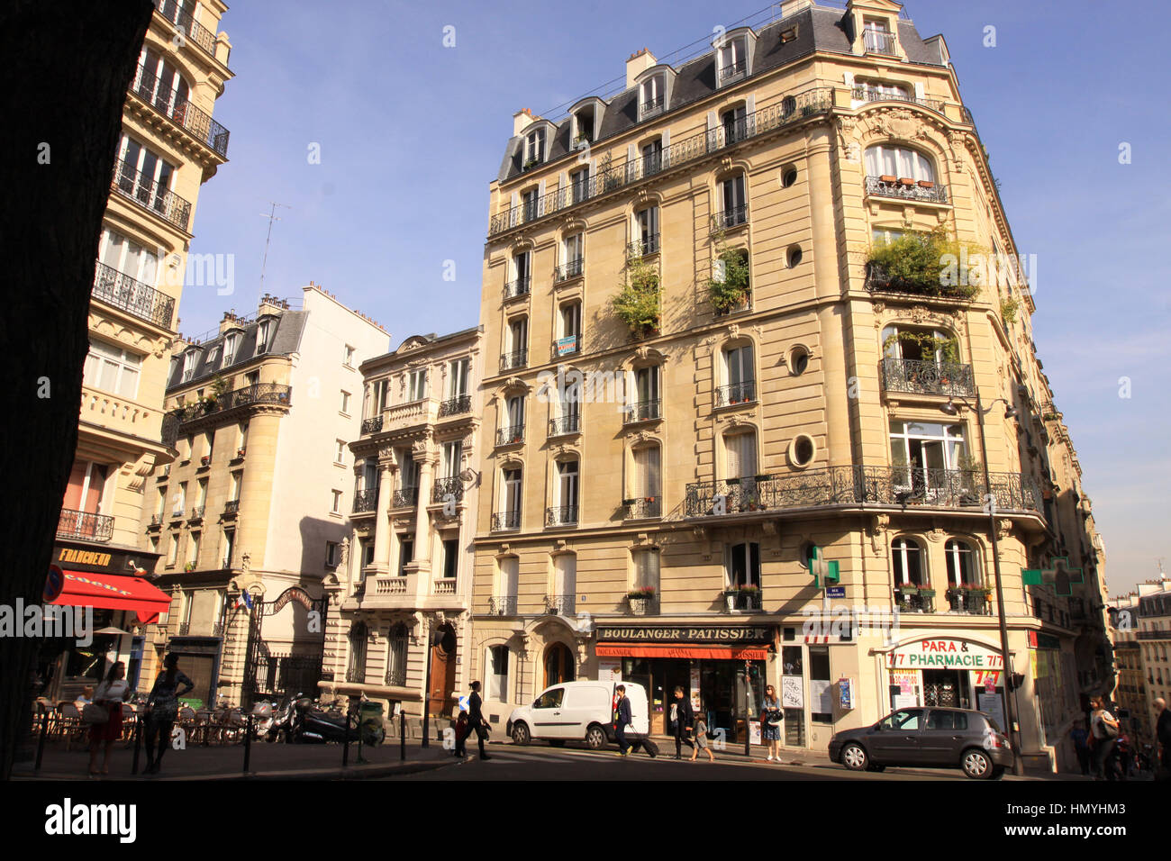 Rue d'un quartier situé près de Montmartre, Paris, France Banque D'Images