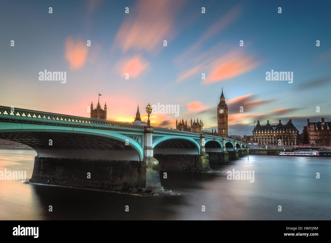 De soleil colorés à Westminster Bridge, Londres, Royaume-Uni. Banque D'Images