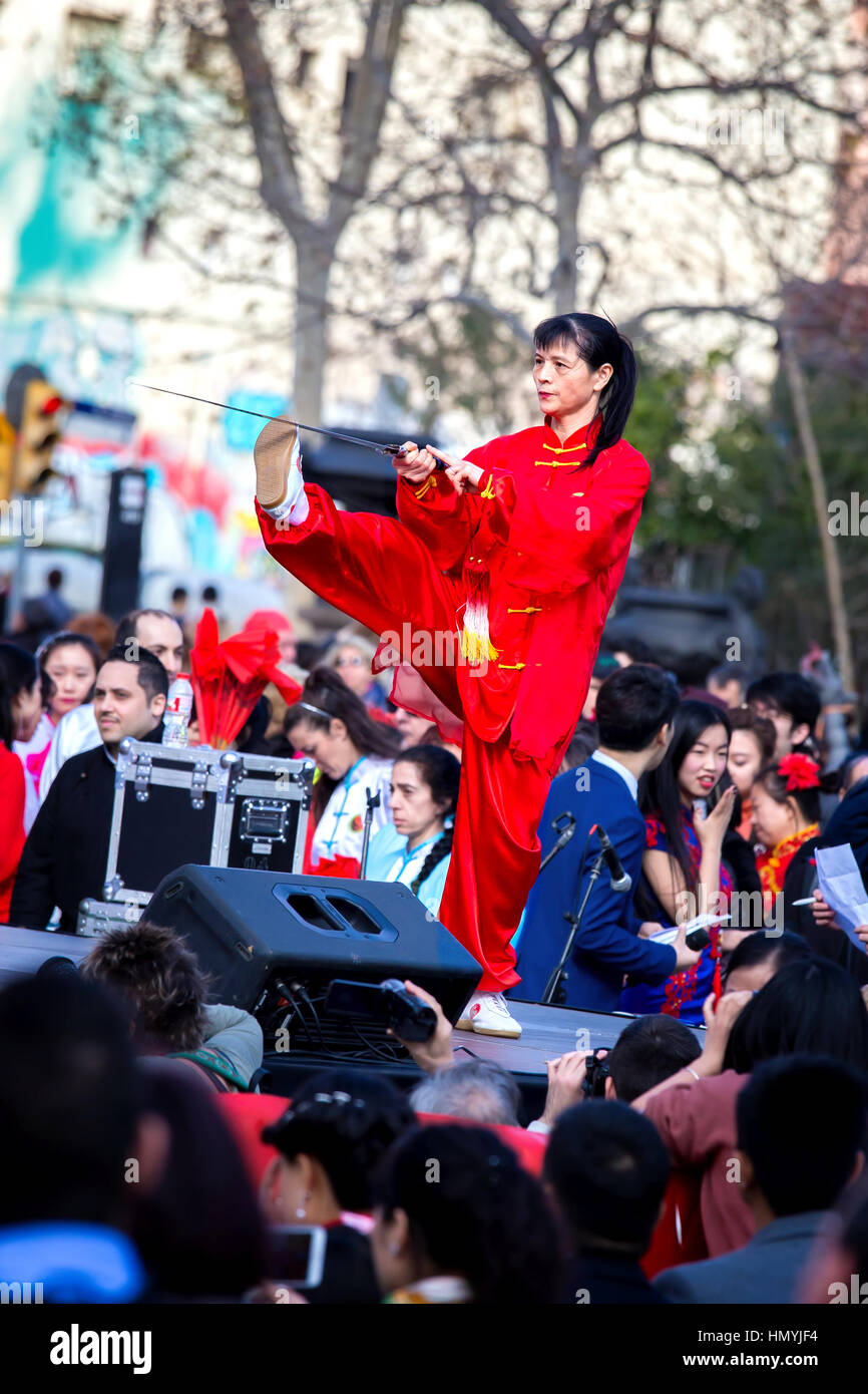 Barcelone, Catalogne, Espagne. 04 févr., 2017 st. Participant de la parade du nouvel an chinois à Barcelone Banque D'Images