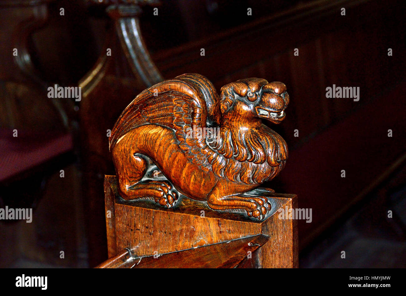 Faversham, Kent, Angleterre. St Mary de la Charité de l'église paroissiale. Chœur en bois sculpté - fin de décrochage lion ailé Banque D'Images