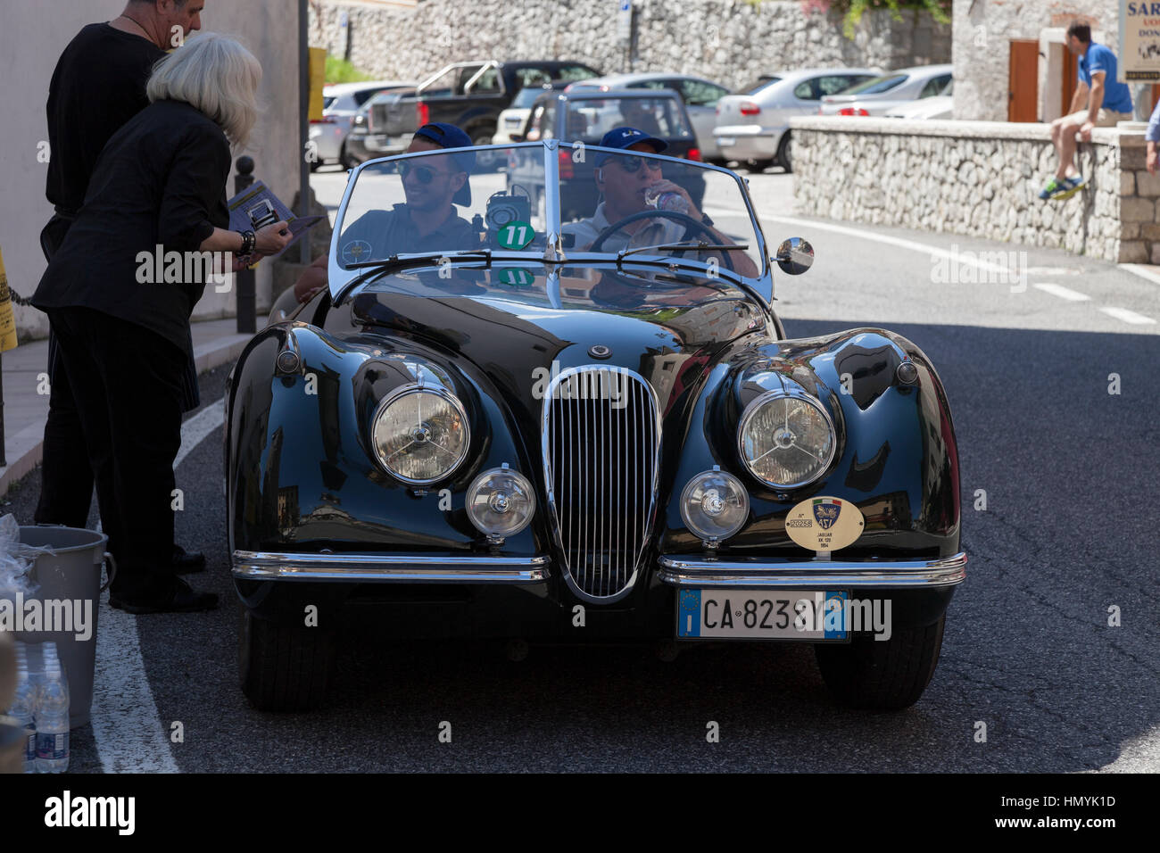 Car Jaguar historien qui prend part à une course de voitures historiques Banque D'Images