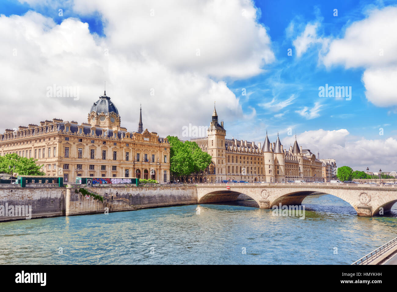PARIS, FRANCE 04 juillet 2016 Bords de Seine, Greffe du Tribunal de Commerce de Paris et PARIS, FRANCE 04 juillet 2016 Bords de Seine, Greffe du Tribunal de Commerce de Paris et