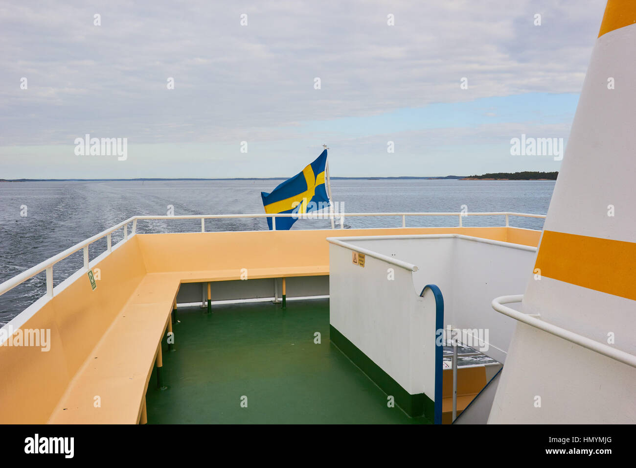 Drapeau suédois volant de voile en voyageant à travers le sud de l'archipel, la Suède, Scandinavie Banque D'Images