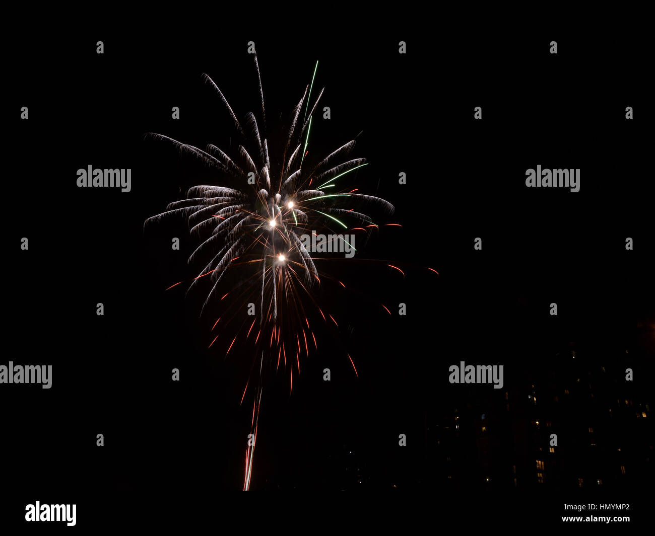 L'Éclat d'un feu d'artifice de couleurs sur le ciel nocturne Banque D'Images