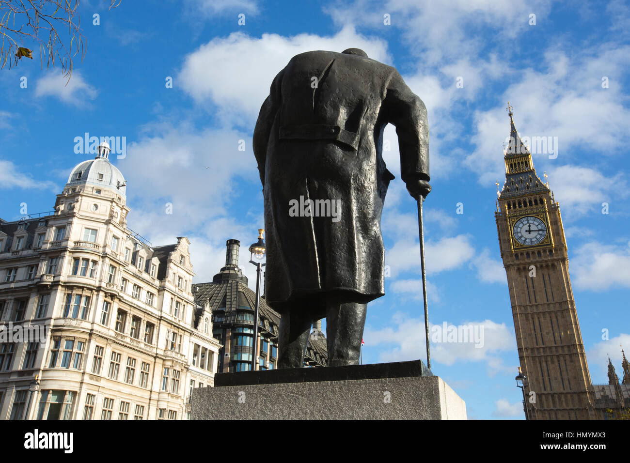 Statue de Winston Churchill à la place du Parlement, dominant les Maisons du Parlement, statue en bronze créé par Ivor Roberts-Jones, Londres, Angleterre Banque D'Images