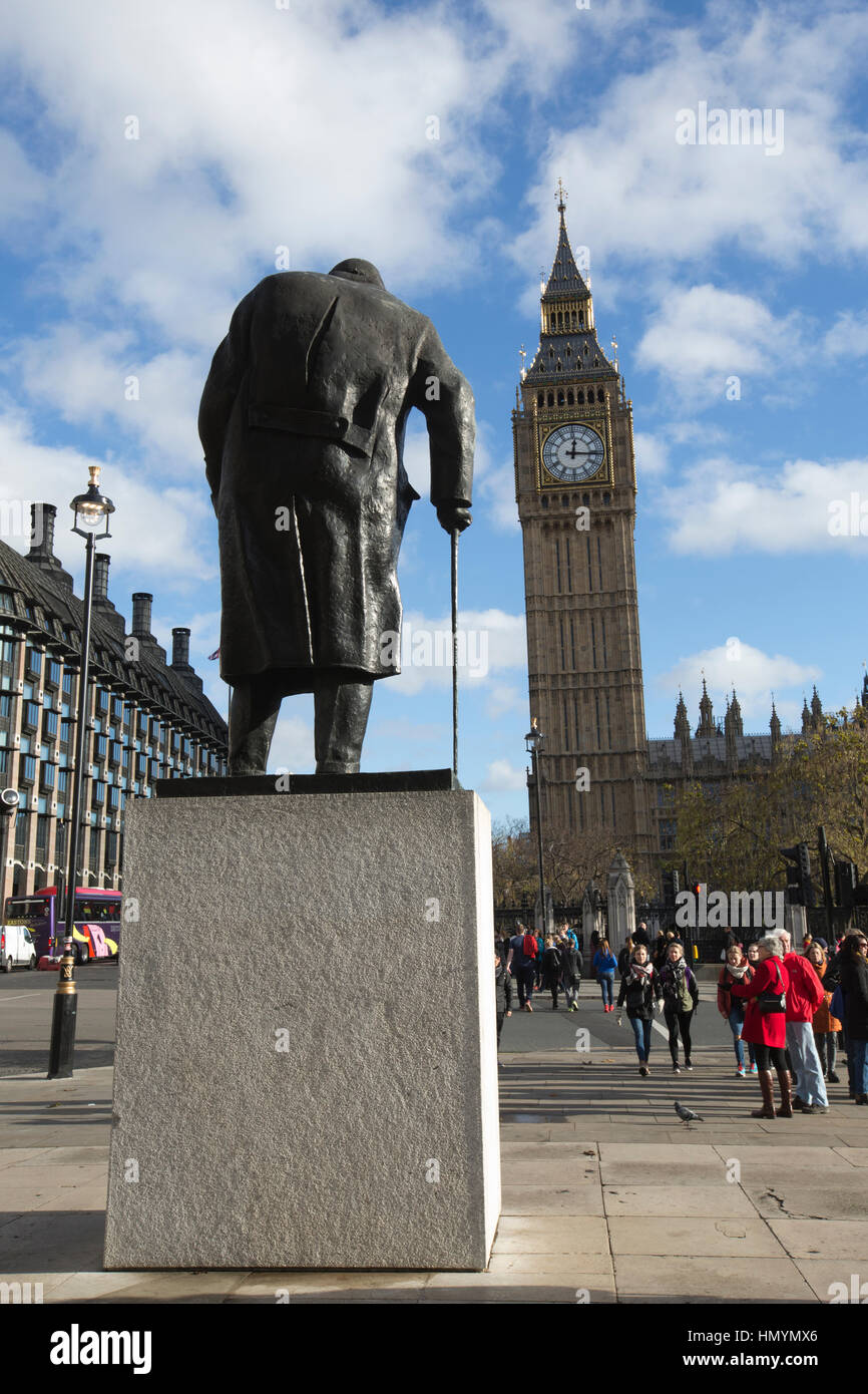 Statue de Winston Churchill à la place du Parlement, dominant les Maisons du Parlement, statue en bronze créé par Ivor Roberts-Jones, Londres, Angleterre Banque D'Images