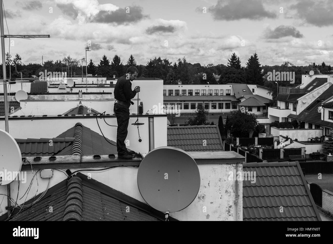 Jürmo (27) travaille sur un toit à Pirita, Tallinn, Estonie, 20 septembre 2016. Banque D'Images