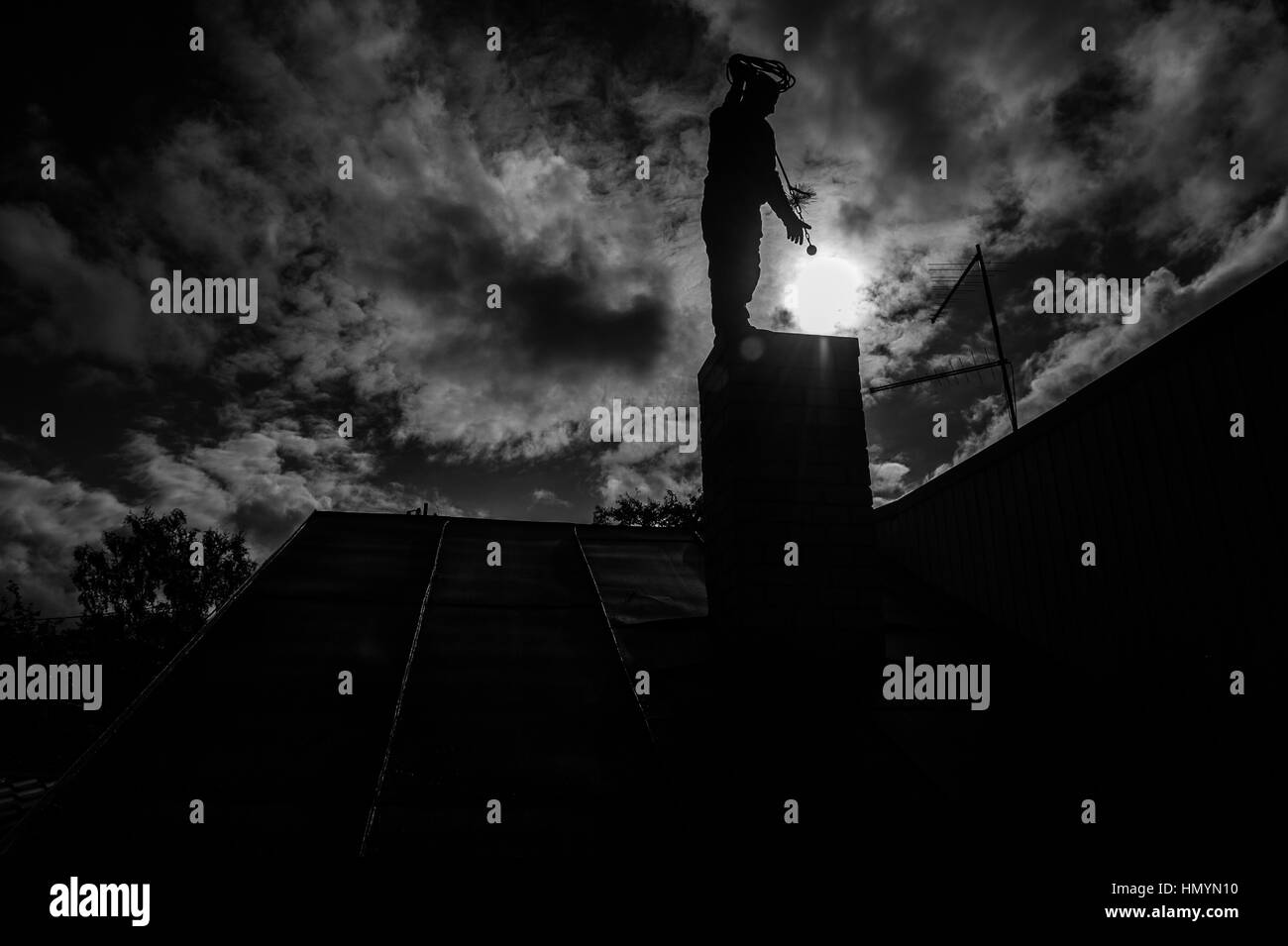 Silvar (24) travaille sur un toit à Tallinn, Estonie, 20 septembre 2016. Banque D'Images