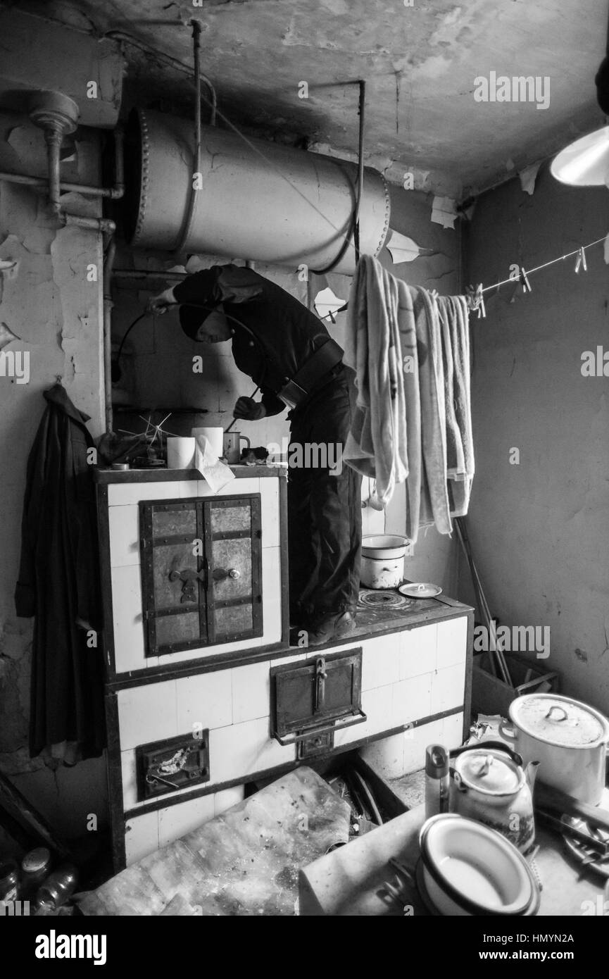 Silvar (24) travaille sur une cuisine cuisinière dans quartier Kopli à Tallinn le 24 octobre 2016. Banque D'Images