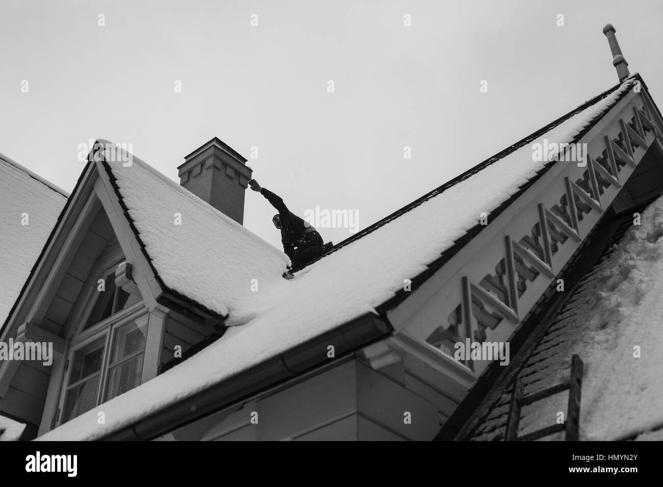 Tallinn, Estonie 04.11.2016. Jurmo (27) trouve son chemin sur un toit enneigé à Pirita quartier. Banque D'Images