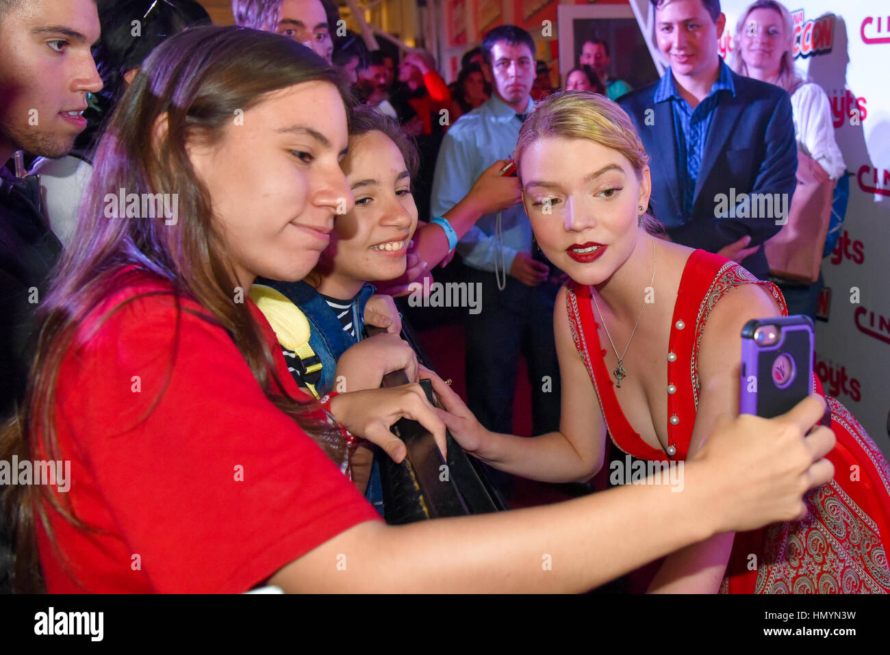 Buenos Aires, Argentine - 8 déc 2016 : actrice et mannequin américaine Taylor-Joy avec Anya fans lors de la convention Comic Con l'Argentine. Banque D'Images