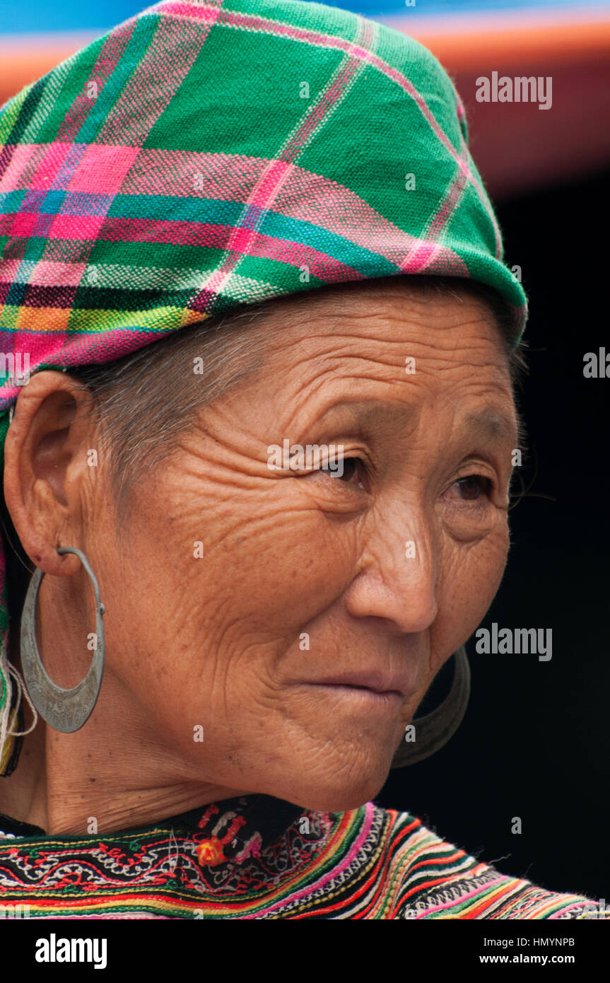 Le Vietnam. Marché de Bac Ha. Femme Fleur Hmong Banque D'Images