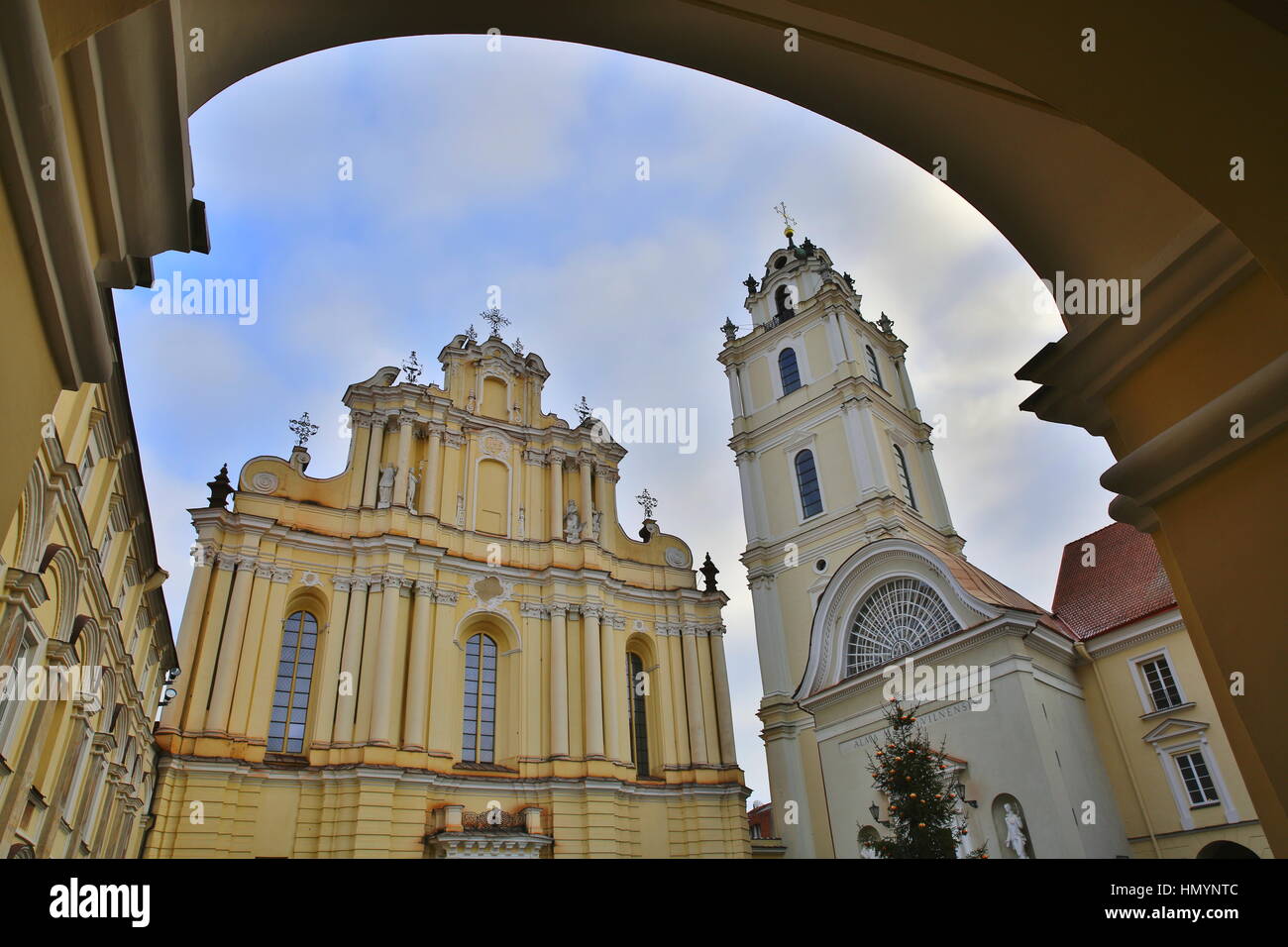 VILNIUS, LITUANIE - 29 décembre 2016 : St Johns''Église et le clocher à l'intérieur de l'Université de Vilnius Banque D'Images