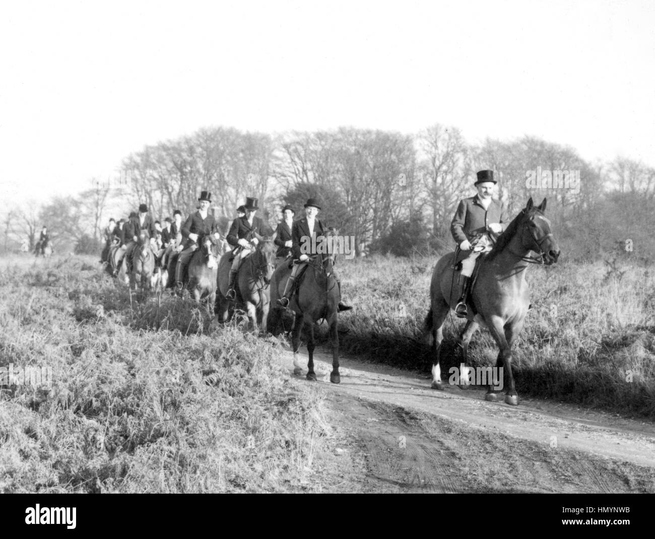 Comédien-farmer 'Professeur' Jimmy Edwards dirige le Vieux montreal et Burstow Hunt, dont il est membre. Pour la première fois, la rencontre a été à Marlpits Cottage, Nutley, accueil du lieutenant-colonel H Montgomery Hyde, député de North Belfast. Banque D'Images