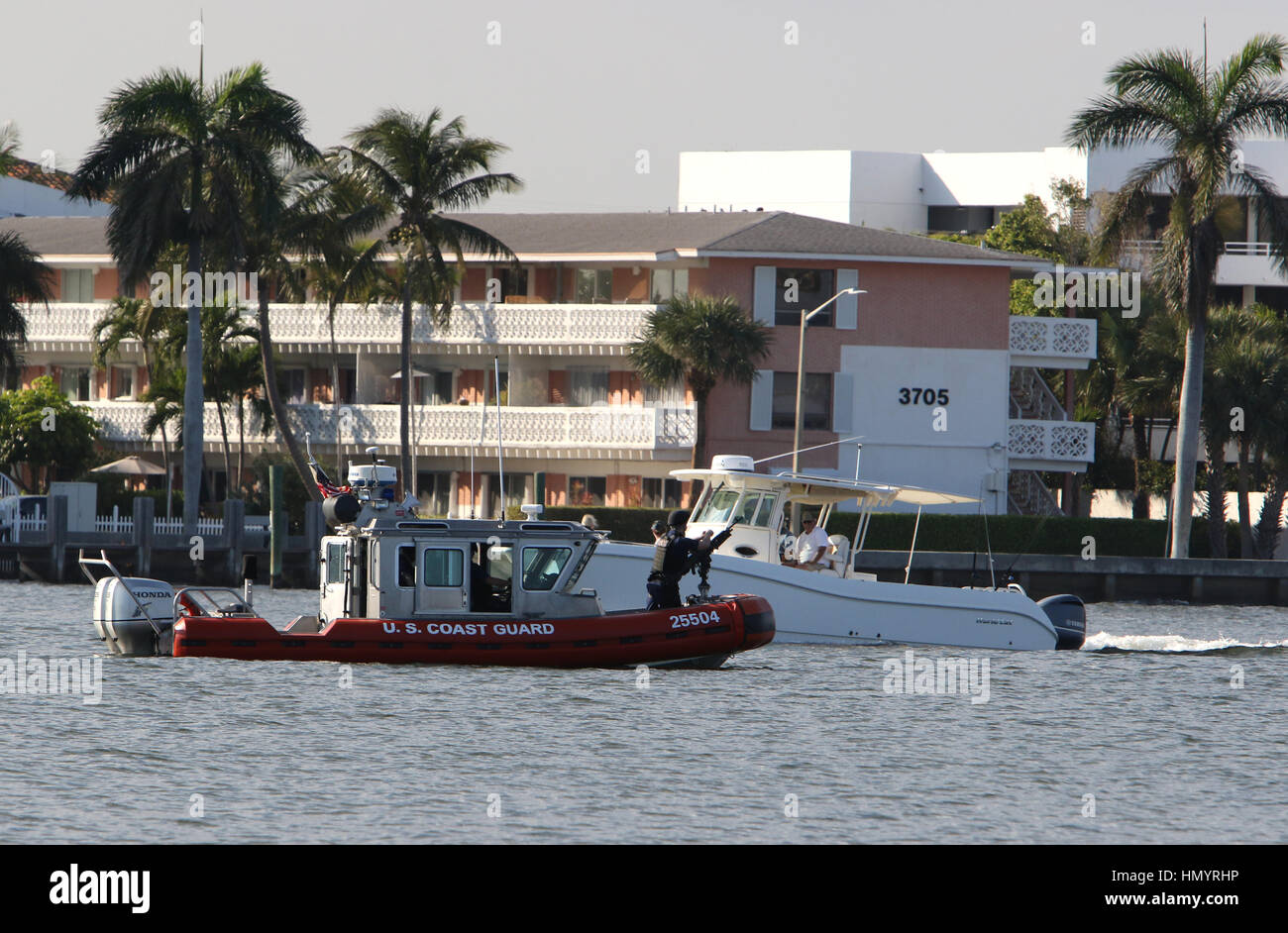 Un garde-côte 25 pieds classe Défenseur des patrouilles en bateau le chenal devant le Président Donald Trump's winter White House, Mar-a-Lago en Banque D'Images