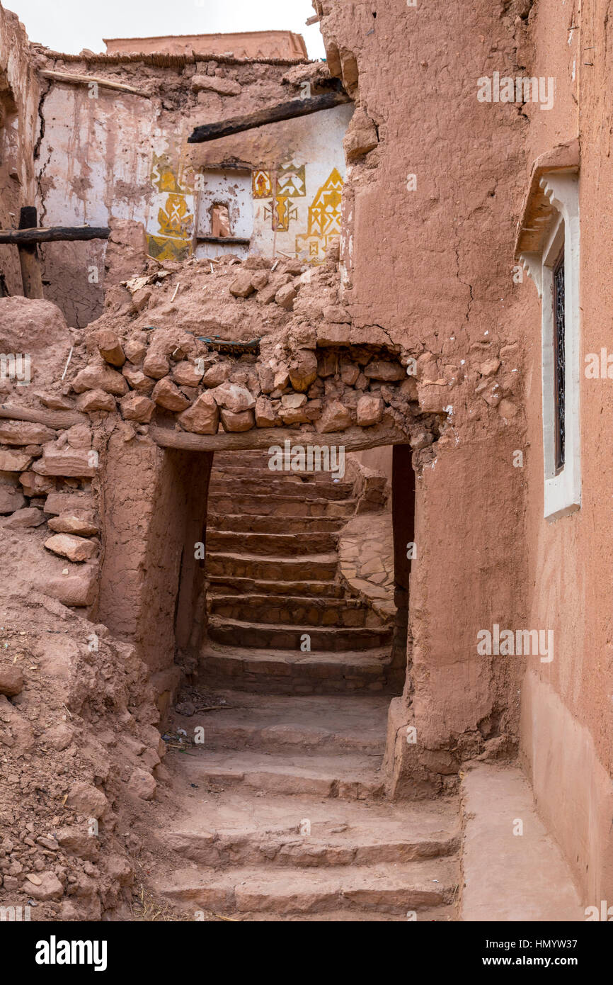Le Maroc. Entrée d'une maison effondrée, Ksar Ait Benhaddou, un site du patrimoine mondial. Banque D'Images