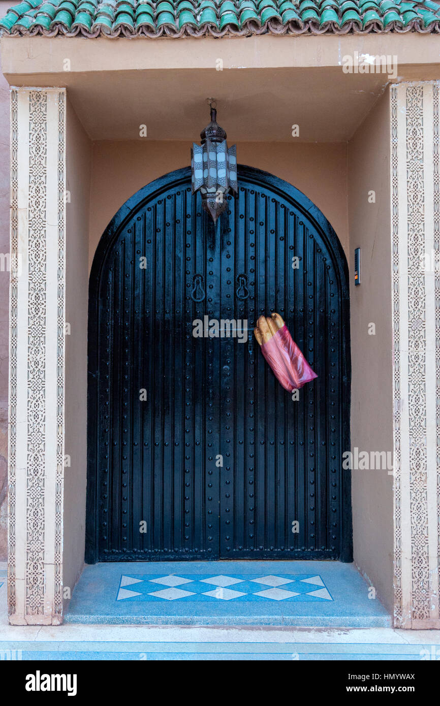 Le Maroc. Matin, livraison de pain du Village Baker, Ait Benhaddou Village. Banque D'Images