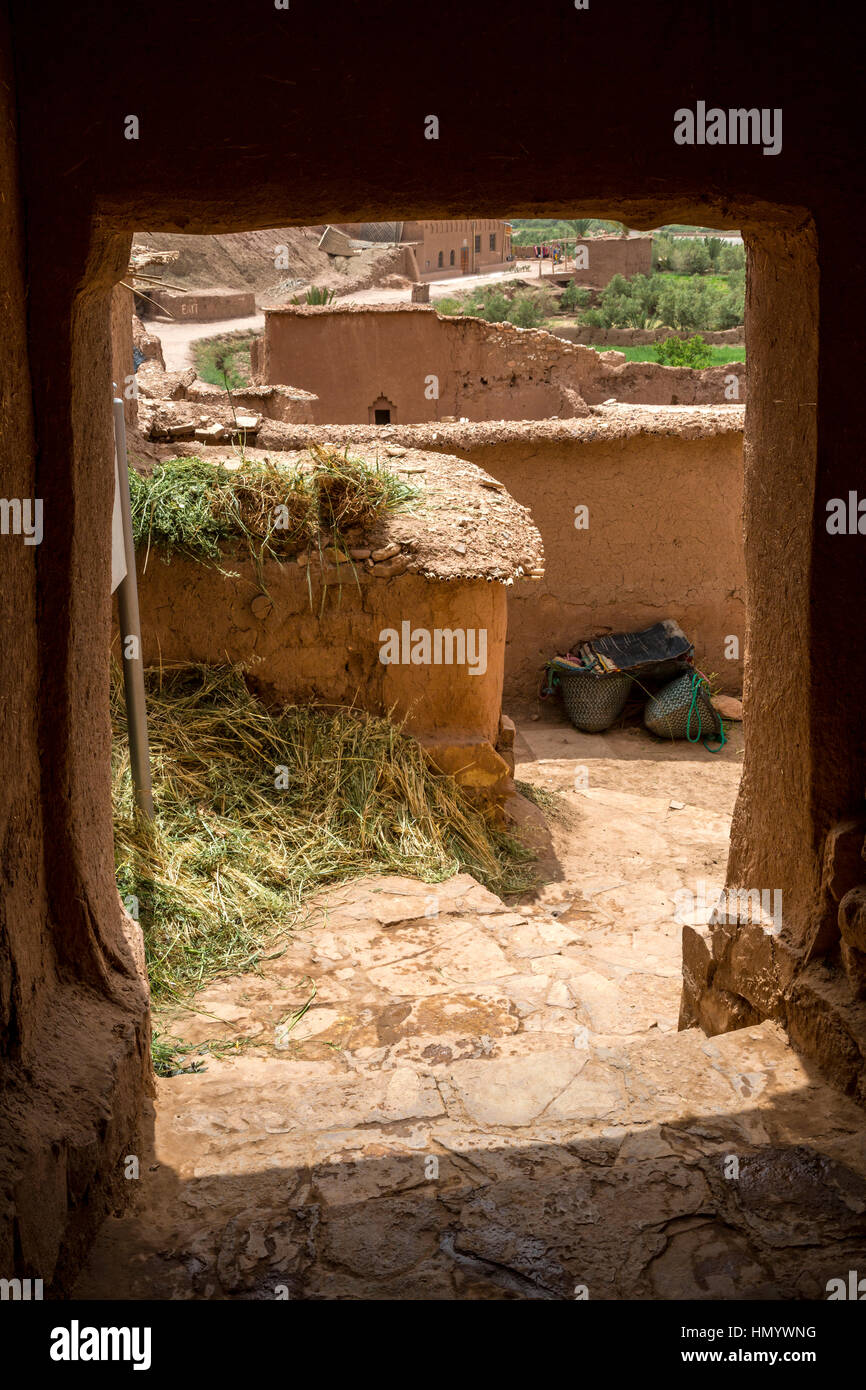 Le Maroc. À la recherche à travers la porte d'une maison dans le Ksar Ait Benhaddou, un site du patrimoine mondial. Banque D'Images