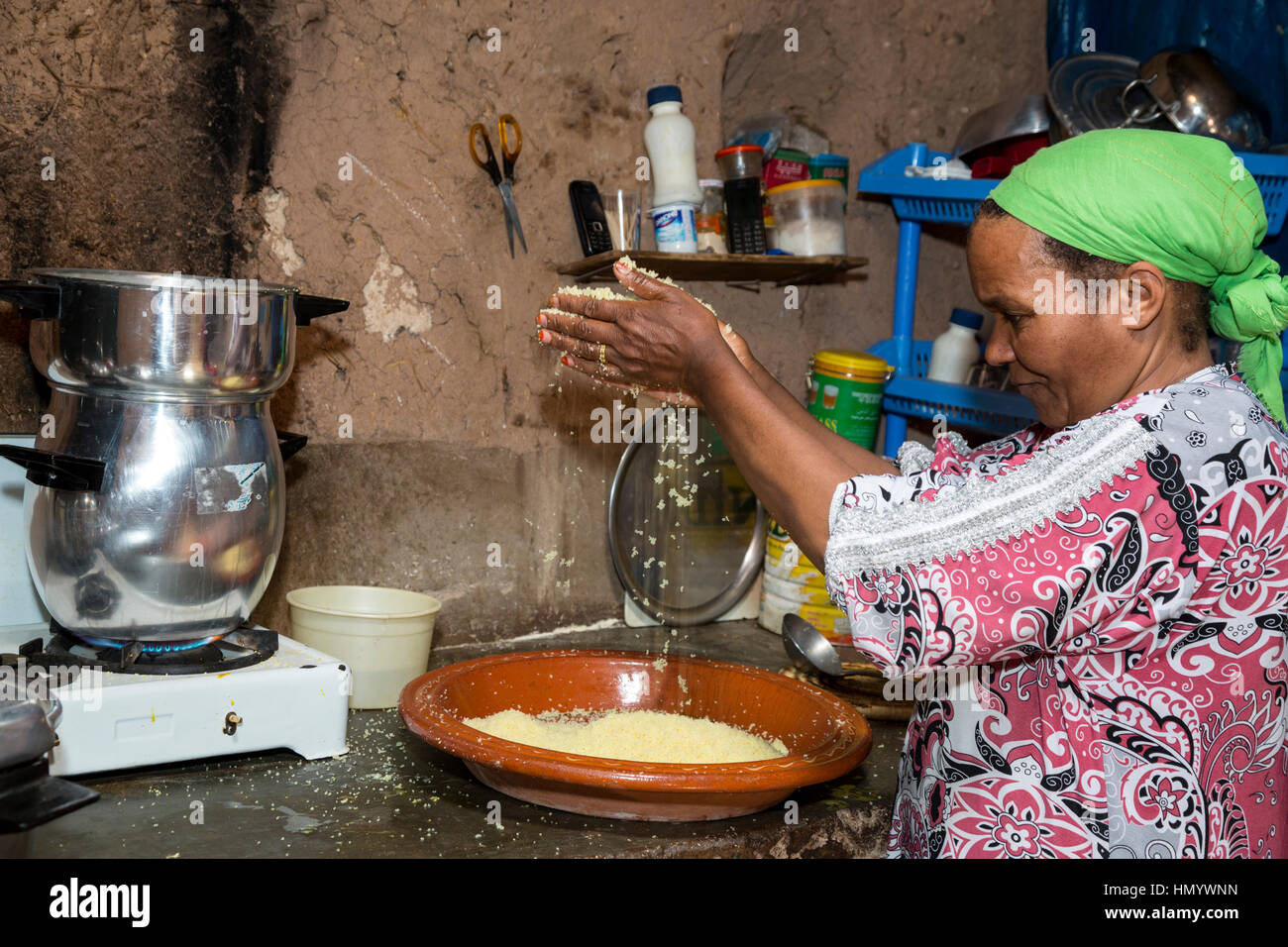 Le Maroc. Femme préparant le couscous dans sa cuisine, Ksar Ait Benhaddou, un site du patrimoine mondial. L'origine ethnique mixte : Père Arabe, Berbère Mère. Banque D'Images