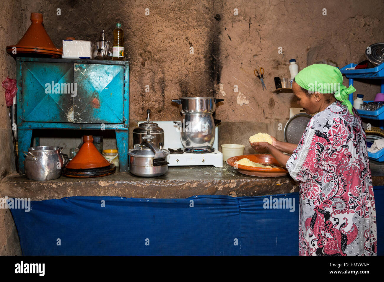 Le Maroc. Femme préparant le couscous dans sa cuisine, Ksar Ait Benhaddou, un site du patrimoine mondial. L'origine ethnique mixte : Père Arabe, Berbère Mère. Banque D'Images