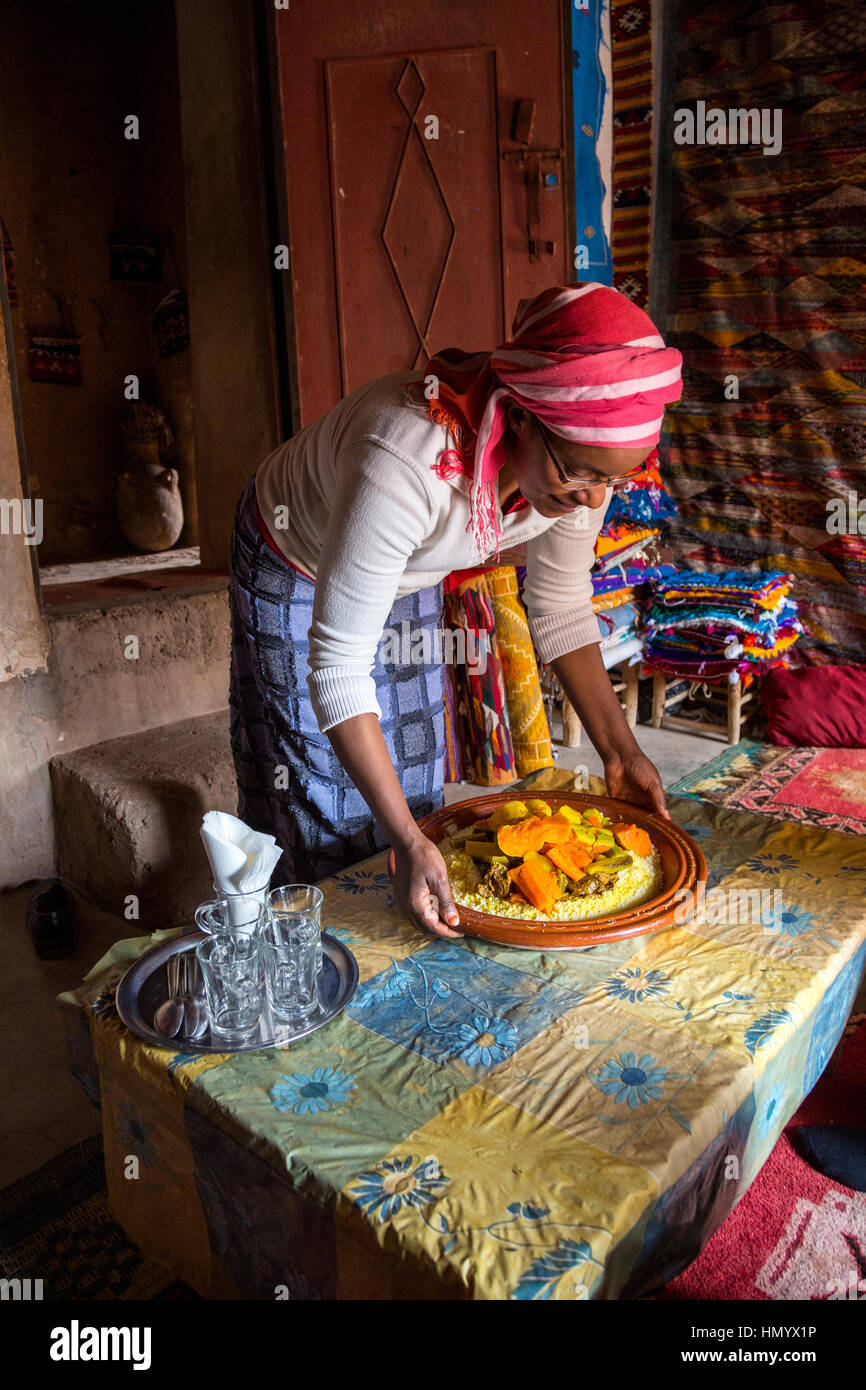 Le Maroc Femme D African Berber Ce Qui Porte A L Origine Ethnique Du Couscous Ksar Ait Benhaddou Un Site Du Patrimoine Mondial Photo Stock Alamy