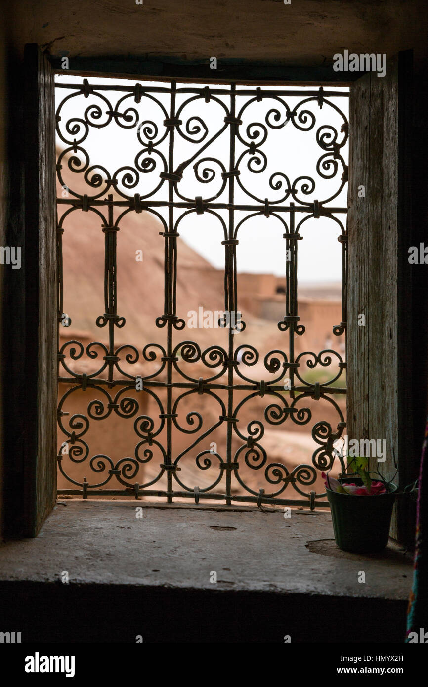 Le Maroc. Grille de fenêtre dans une maison dans le Ksar Ait Benhaddou, un site du patrimoine mondial. Banque D'Images