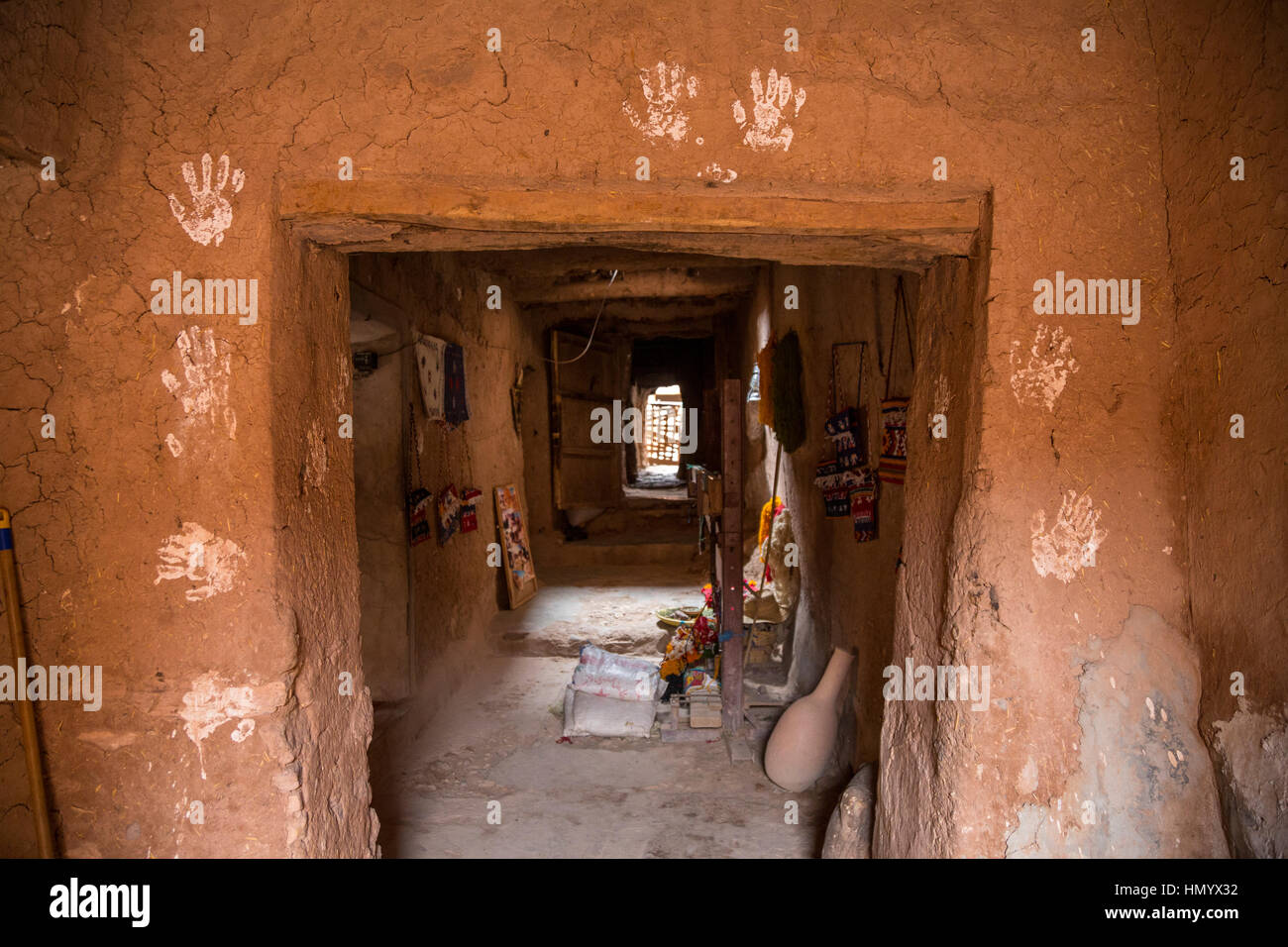 Le Maroc. Mains de Fatima autour de l'embrasure de protéger la maison du mal. Ksar Ait Benhaddou, un site du patrimoine mondial. Banque D'Images
