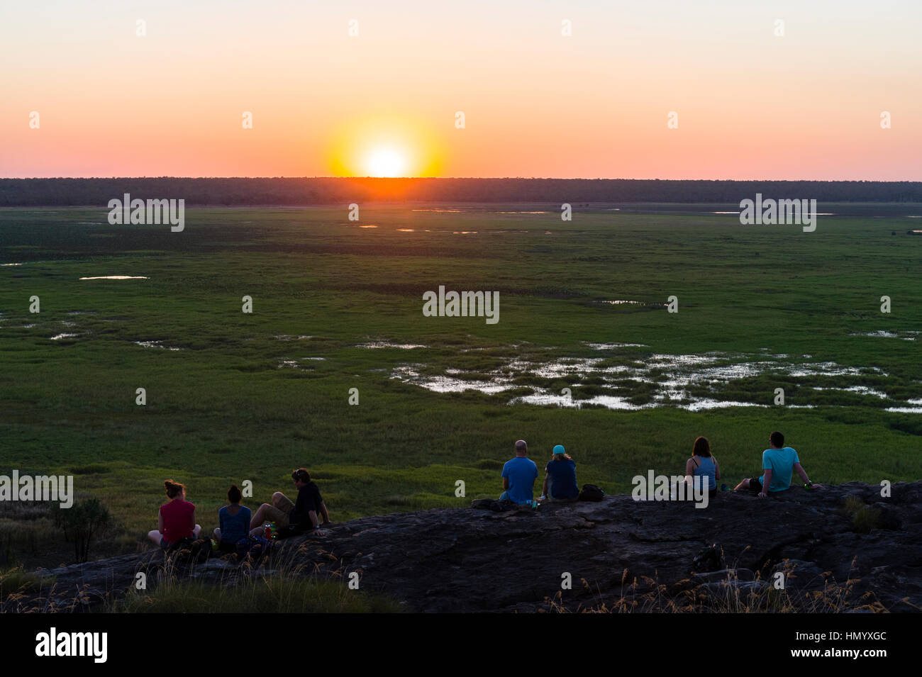 Les touristes regarder un célèbre Top Fin, coucher de soleil depuis un escarpement sur une plaine inondable. Banque D'Images