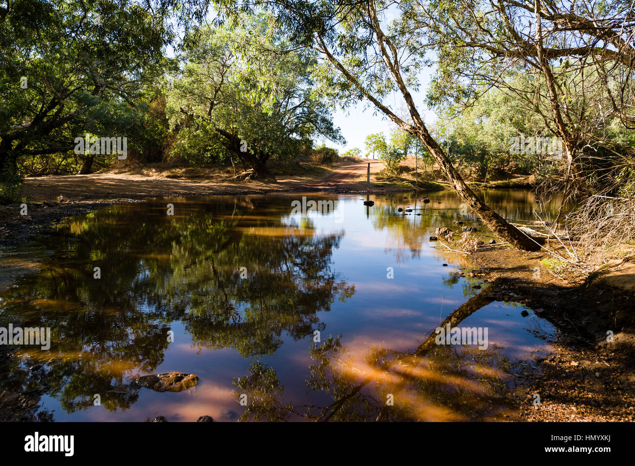 Outback Une voie traverse une rivière en crue dans la région de Kadadu Parc National. Banque D'Images