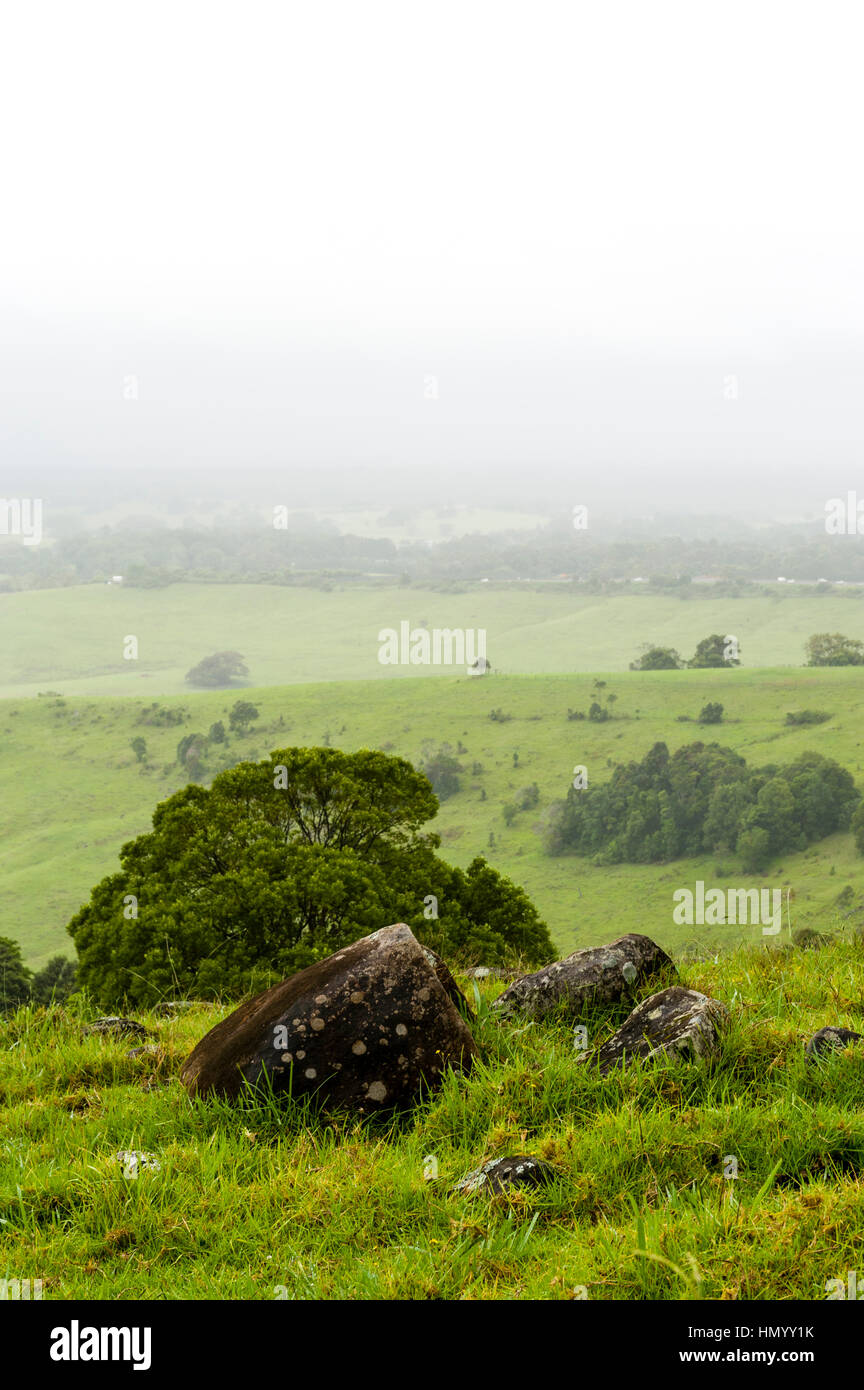 La brume et la pluie descendent sur les collines vertes et les terres agricoles. Banque D'Images